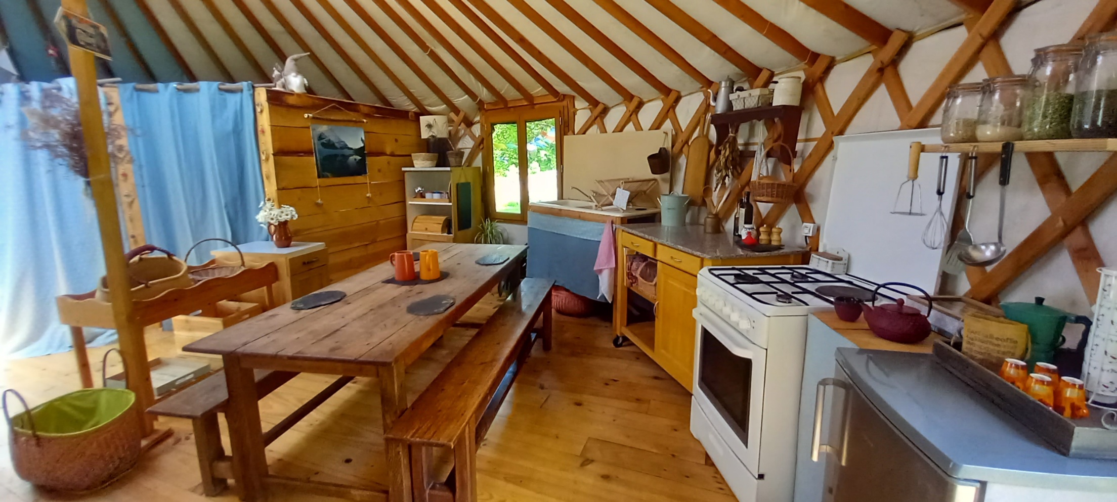 Yourte Immersion Nature : un cocon au cœur de l'Auvergne à Saint Etienne De Chomeil — espace de vie