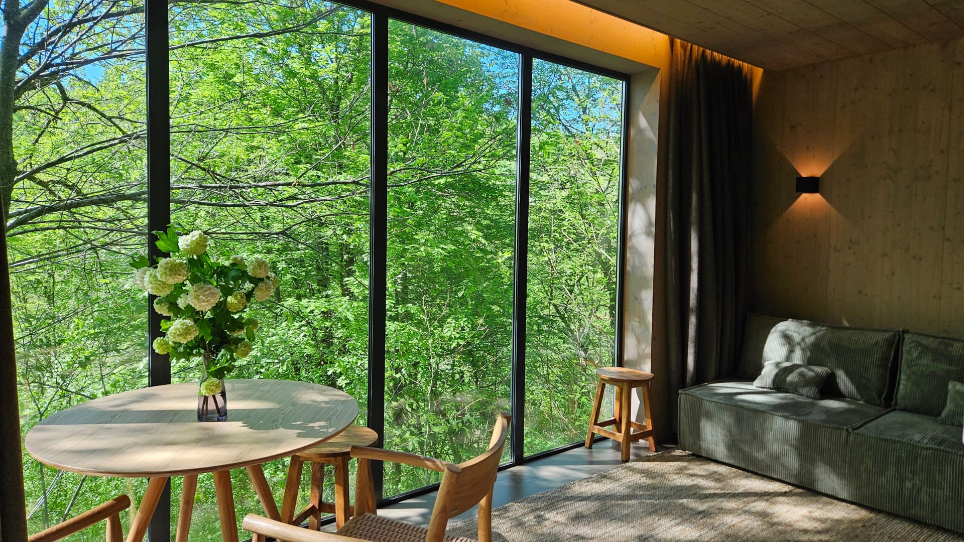 Cabane Cèdre : une immersion dans les arbres en Limousin à Meyrignac L’Eglise — vue depuis la terrasse