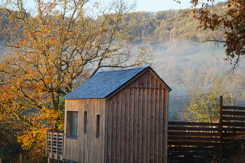 Tiny House A la belle écorce — Séjour avec terrasse privative en Corrèze