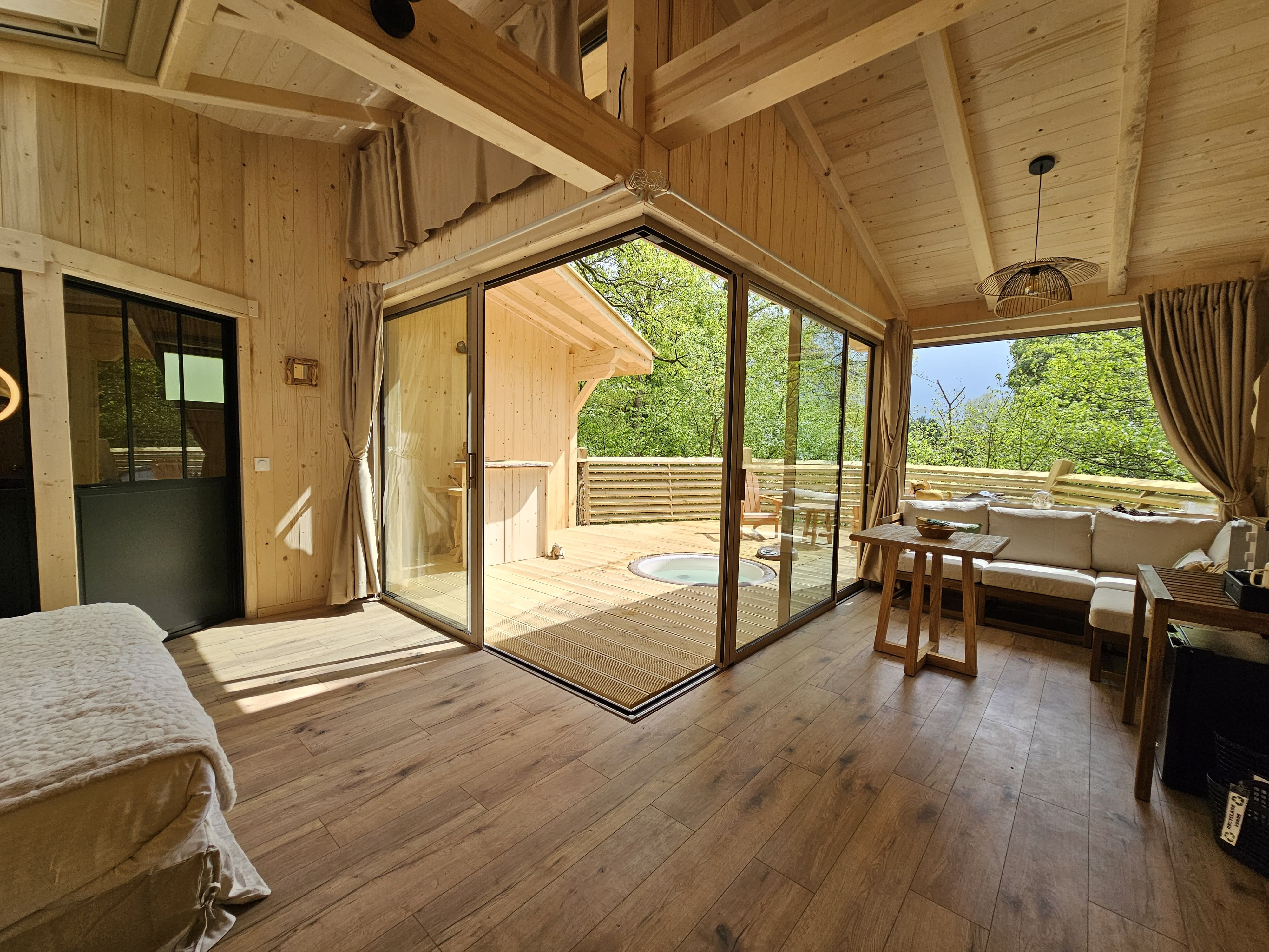 Cabane Spa Harmonie : une immersion dans les arbres en Picardie à Rosoy-En-Multien — détail architectural