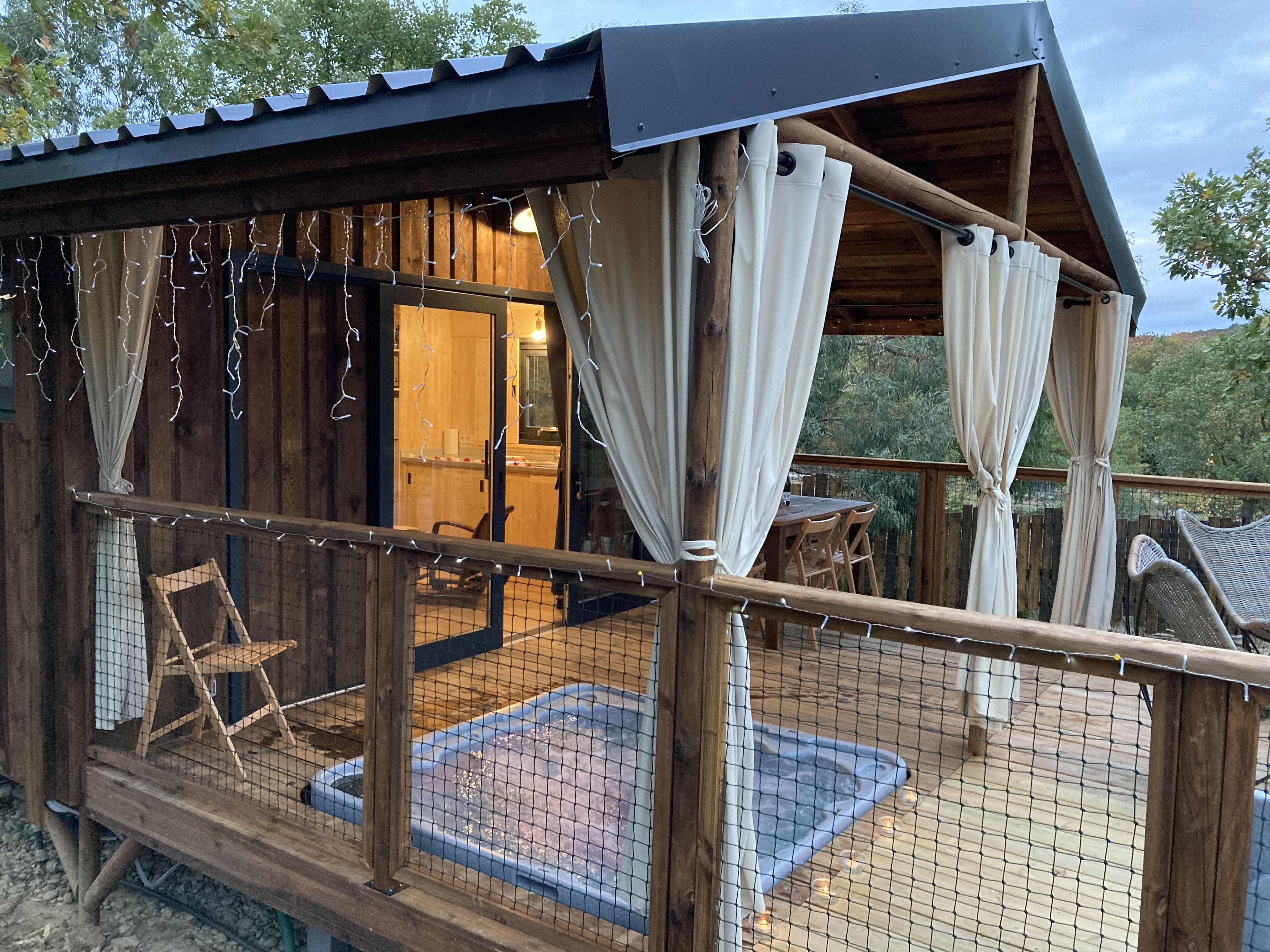 Cabane sur pilotis La Dame du Château avec spa privatif à Villarzel Du Razès — vue intérieure
