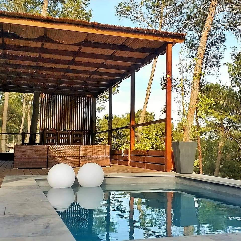 Villa Couple Piscine — Cabane sur pilotis avec piscine à Gard à Saint-Jean-du-Gard — salle de bain