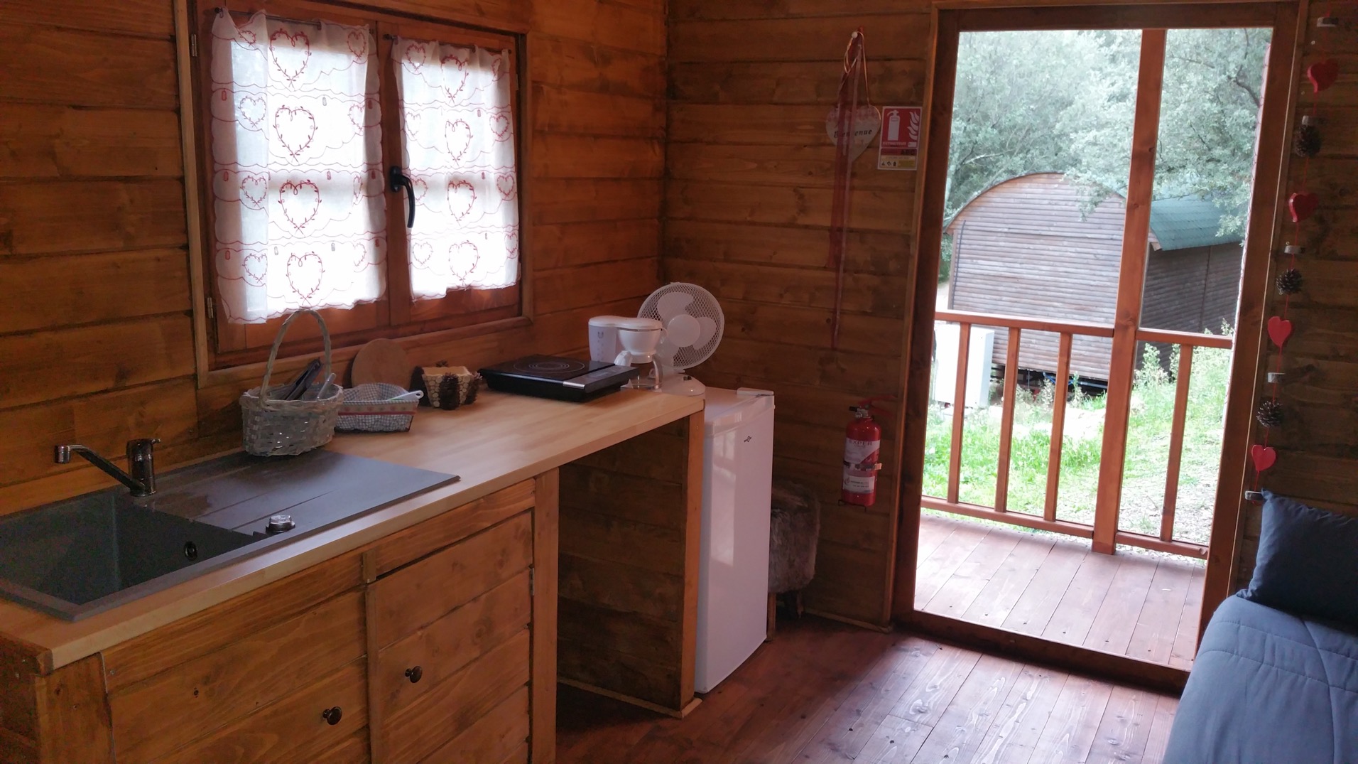 Évasion en roulotte montagnarde au cœur de la Provence à La Roquebrussanne — salle de bain