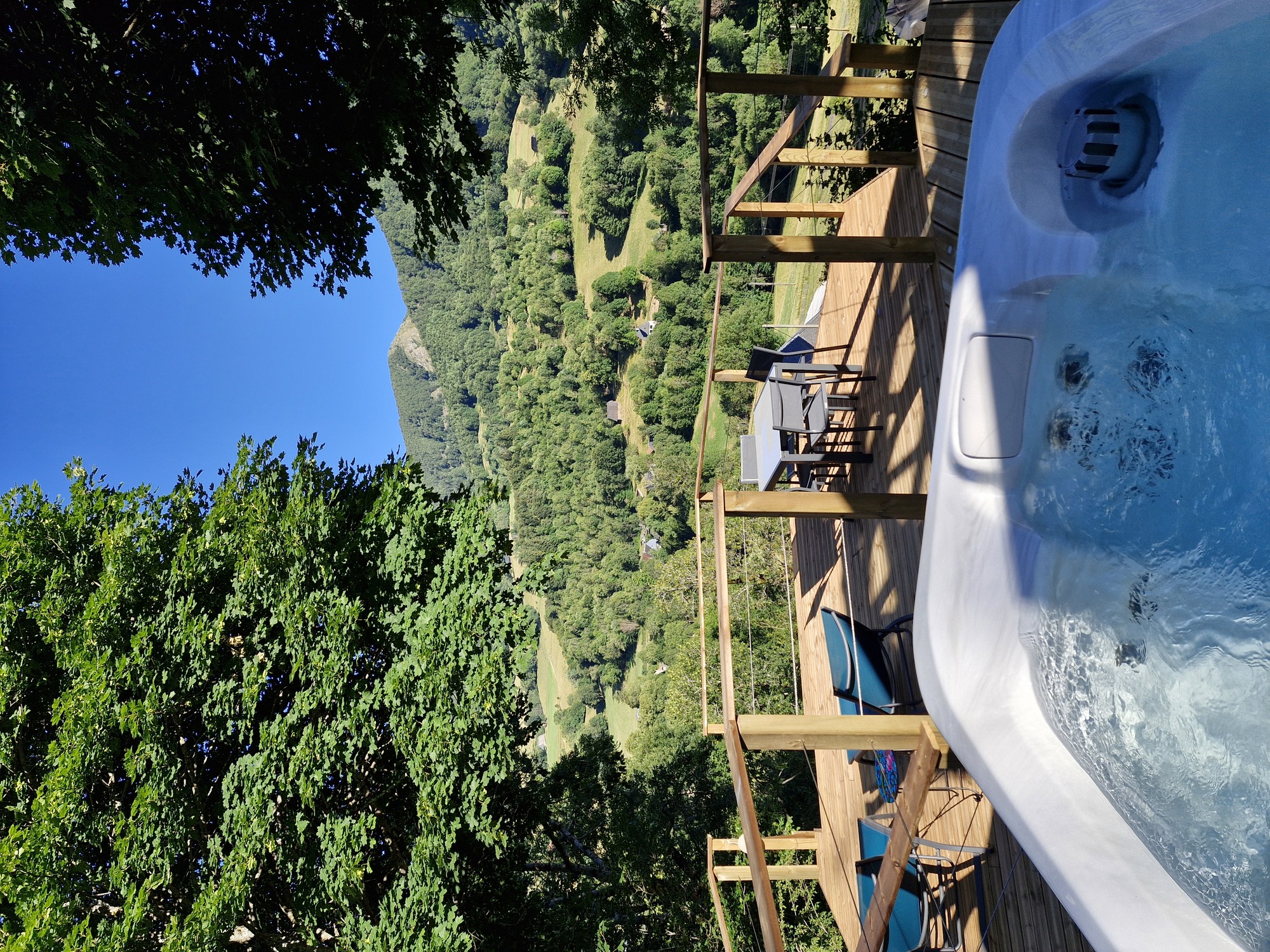 Bulle de Printemps & Spa — Dôme avec jacuzzi à 950m d'altitude dans le Cantal à Aurillac — espace de vie