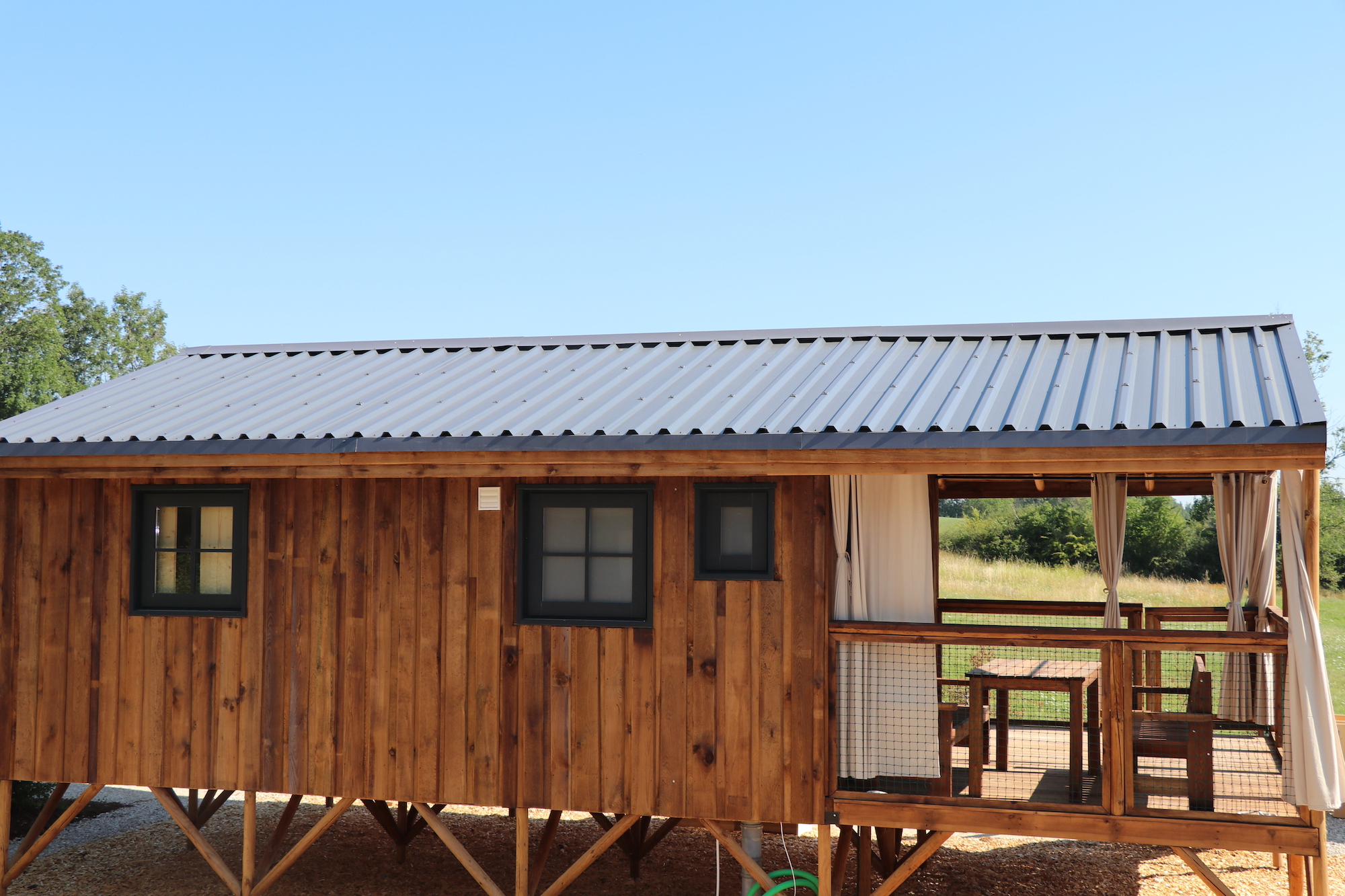 Cabane Etosha — Cabane sur pilotis avec spa à Lot à Caniac-du-Causse — salle de bain