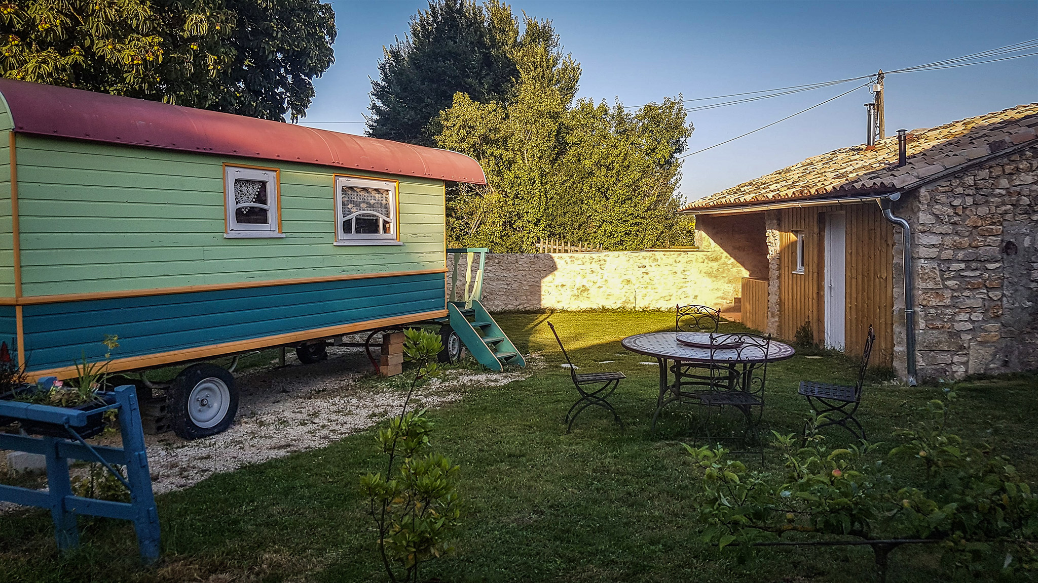 Roulotte climatisée avec piscine naturelle — Séjour paisible à La Ferme en Vienne à Poitiers — cuisine
