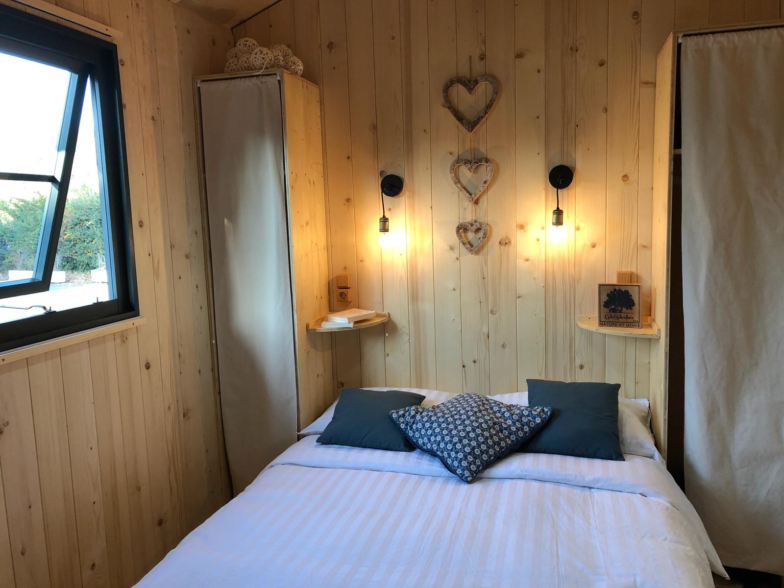 Cabane Etosha — Cabane sur pilotis avec spa à Lot à Caniac-du-Causse — chambre