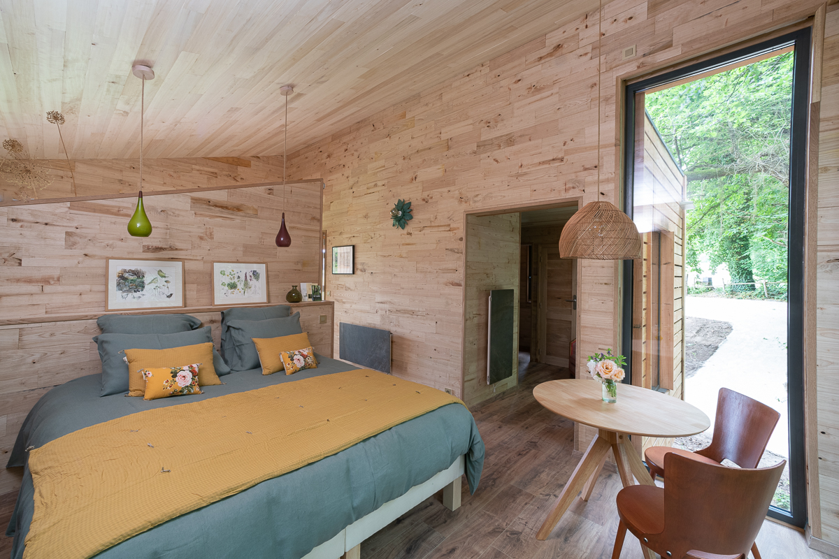 Flora Pertica : une cabane sur pilotis au cœur de la nature à Courcerault — environnement naturel