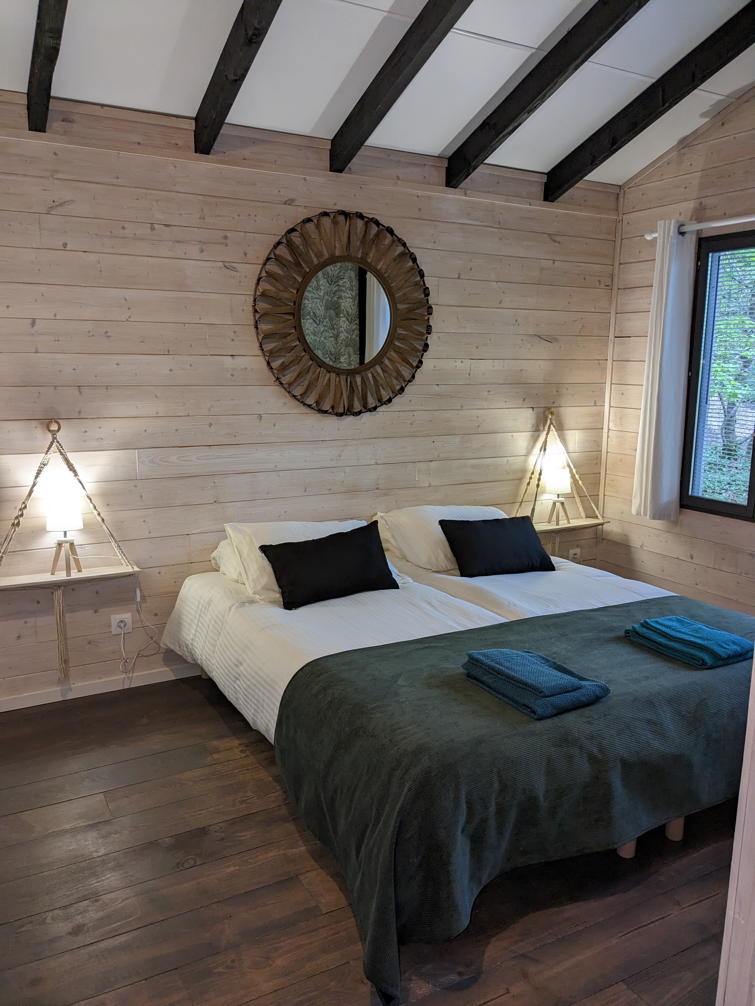 Lodge Spa Supérieur : un chalet romantique en Aquitaine à Biron — salle de bain