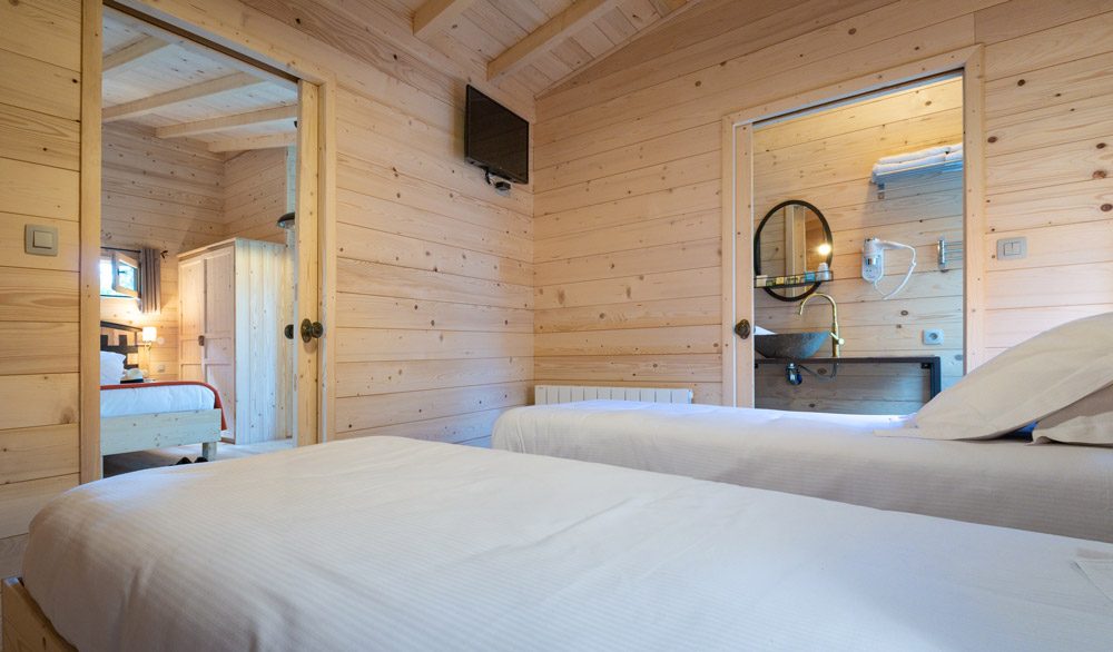 Cabane Chaumine : une échappée belle sur pilotis à Villalier — cuisine
