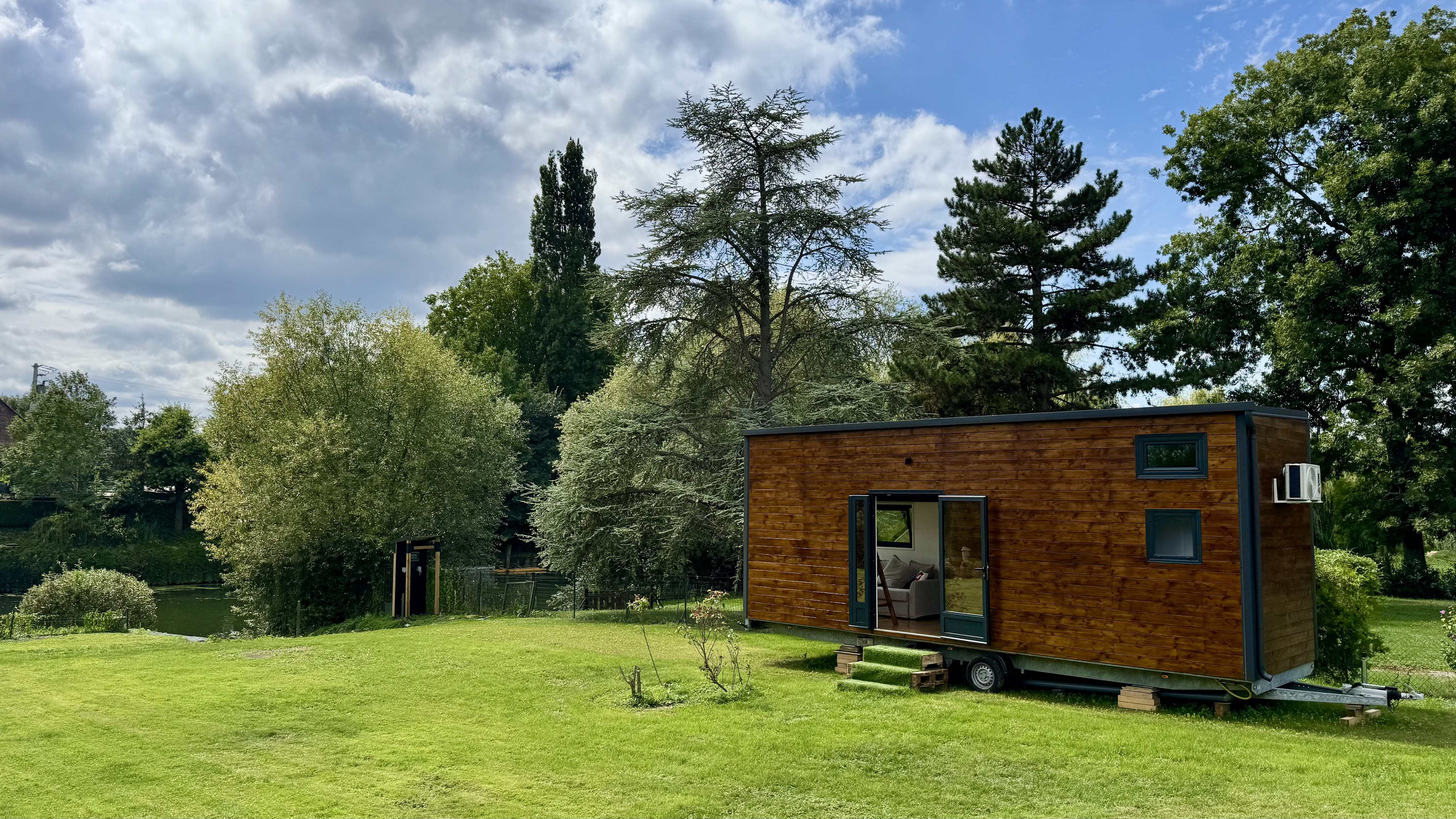 Tiny house au bord de l'eau — Séjour relaxant avec spa en Yvelines — Tiny House à Versailles