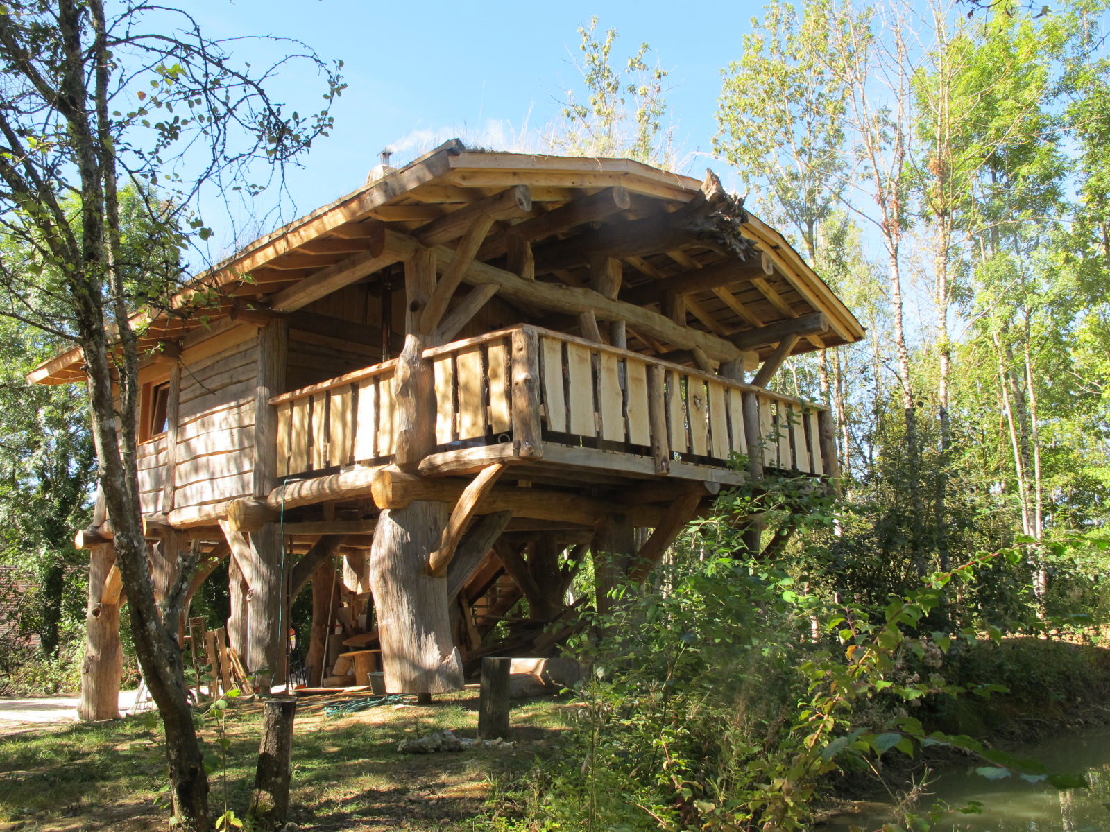Évasion au Nordic & Spa : Cabane sur pilotis en Champagne-Ardenne à Chennegy — détail architectural