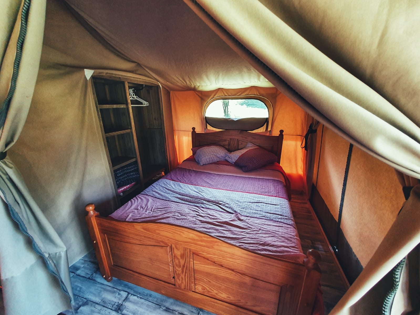 Tente Lodge Cerise : une immersion au cœur de la nature à Dun — chambre