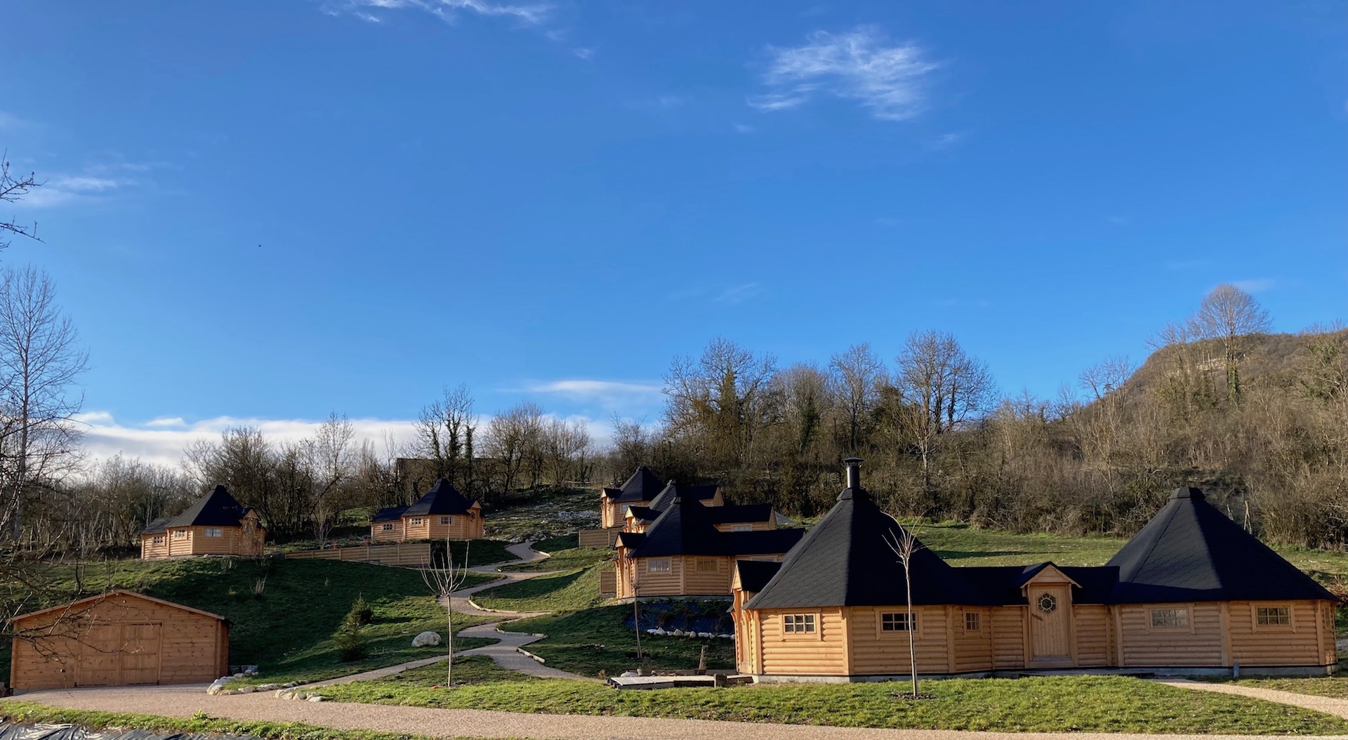 Kota Lavours : une expérience unique en pleine nature à Izieu — détail architectural