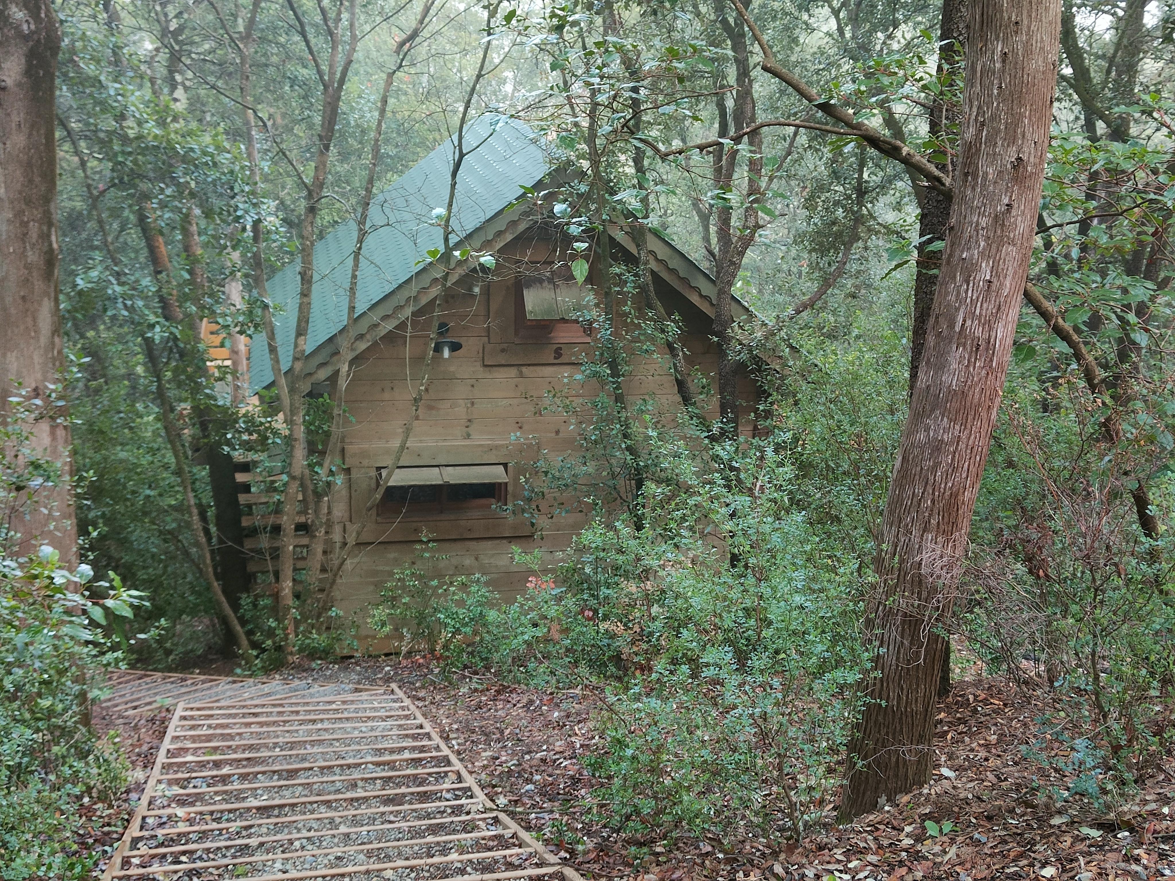 Cabane Cahute : une expérience suspendue en Languedoc-Roussillon à Villalier — détail architectural