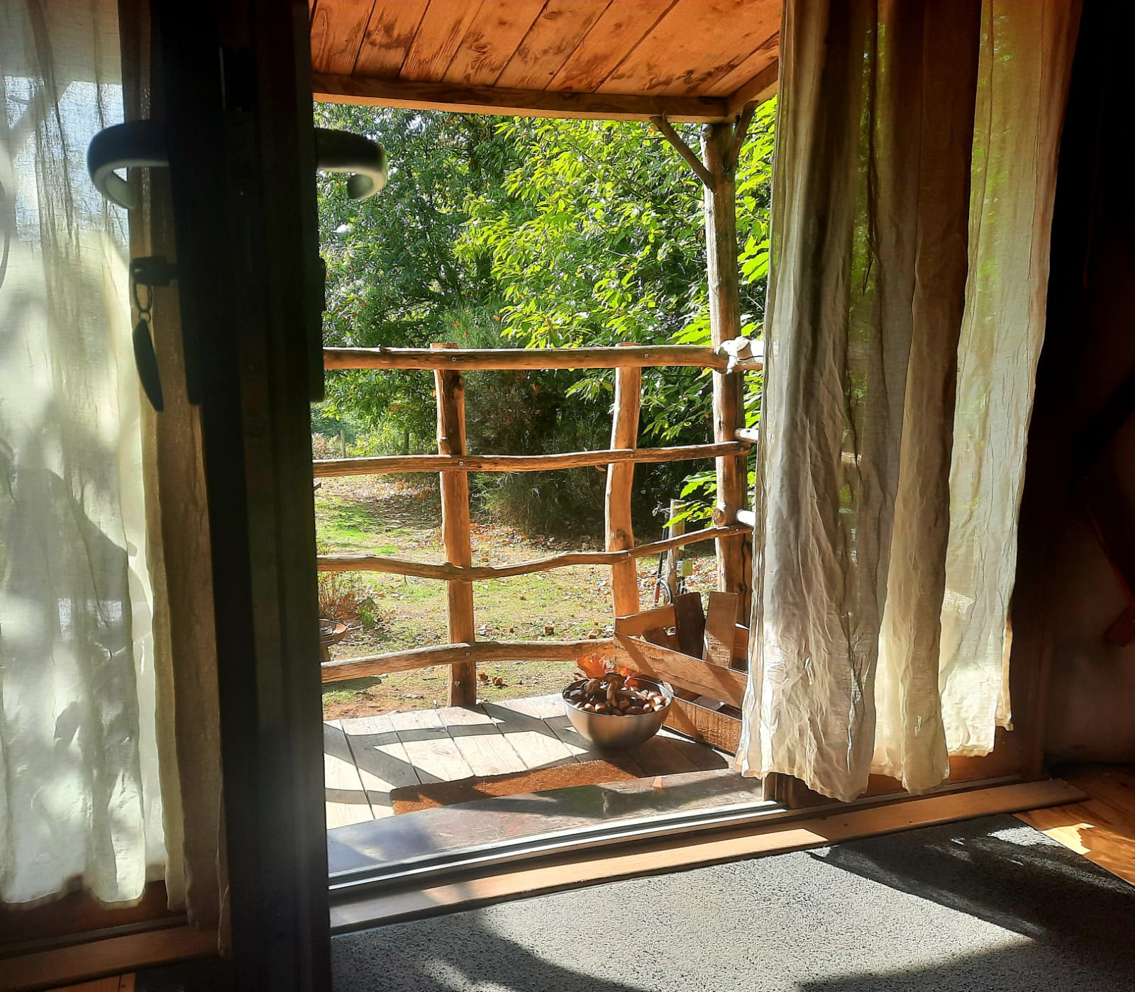 Yourte contemporaine tout confort — Séjour paisible à La Ferme de la Goursaline en Haute-Vienne à Limoges — salle de bain