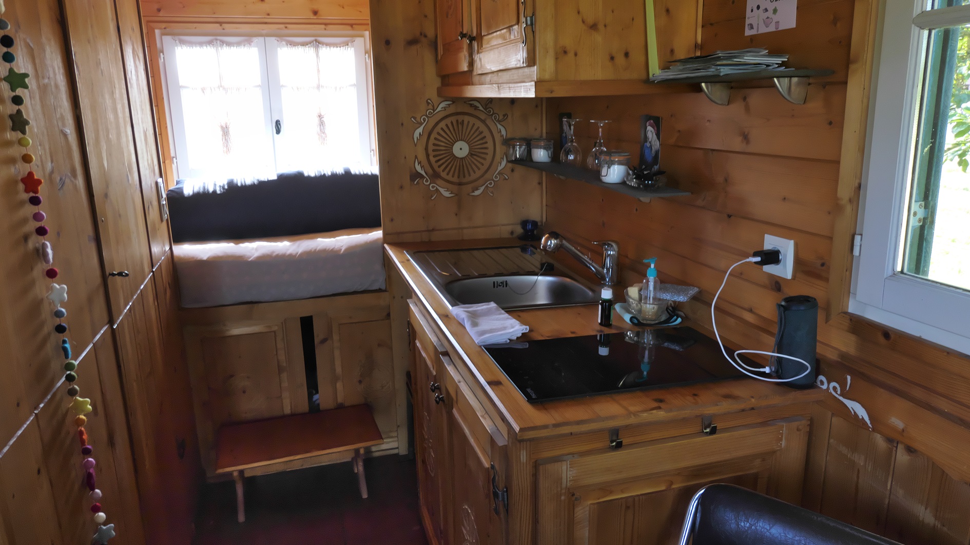 Roulotte du Jura Vert — Séjour avec spa à Doubs à Échevannes — cuisine