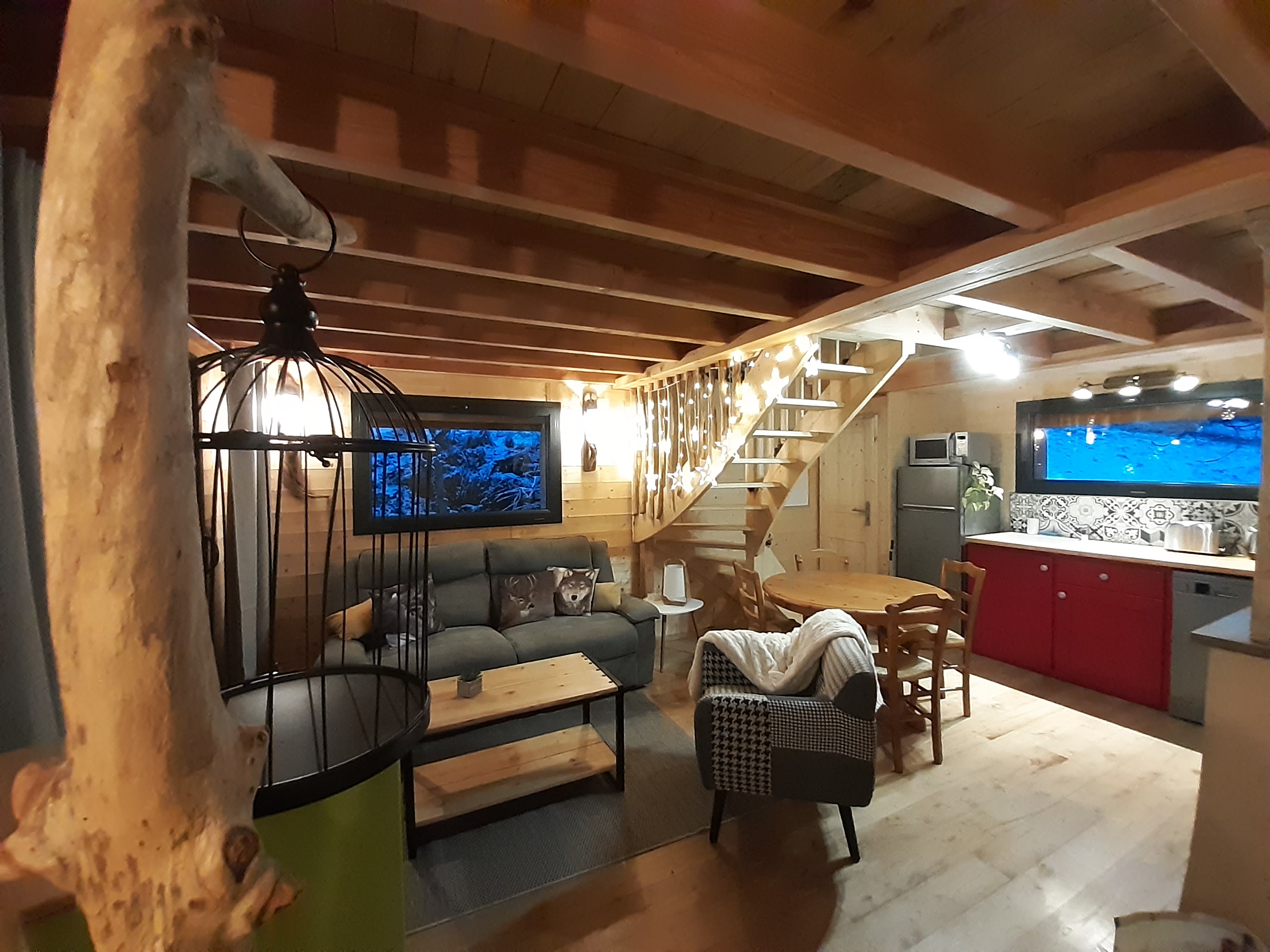 Cabane Spa Bérénice — Cabane sur pilotis avec jacuzzi à Lozère à Cubières — détail architectural