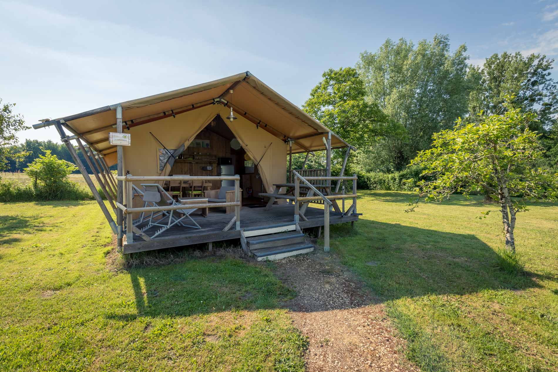Tente Lodge la Clairière : une immersion sauvage en Nouvelle-Aquitaine à Saires — espace de vie