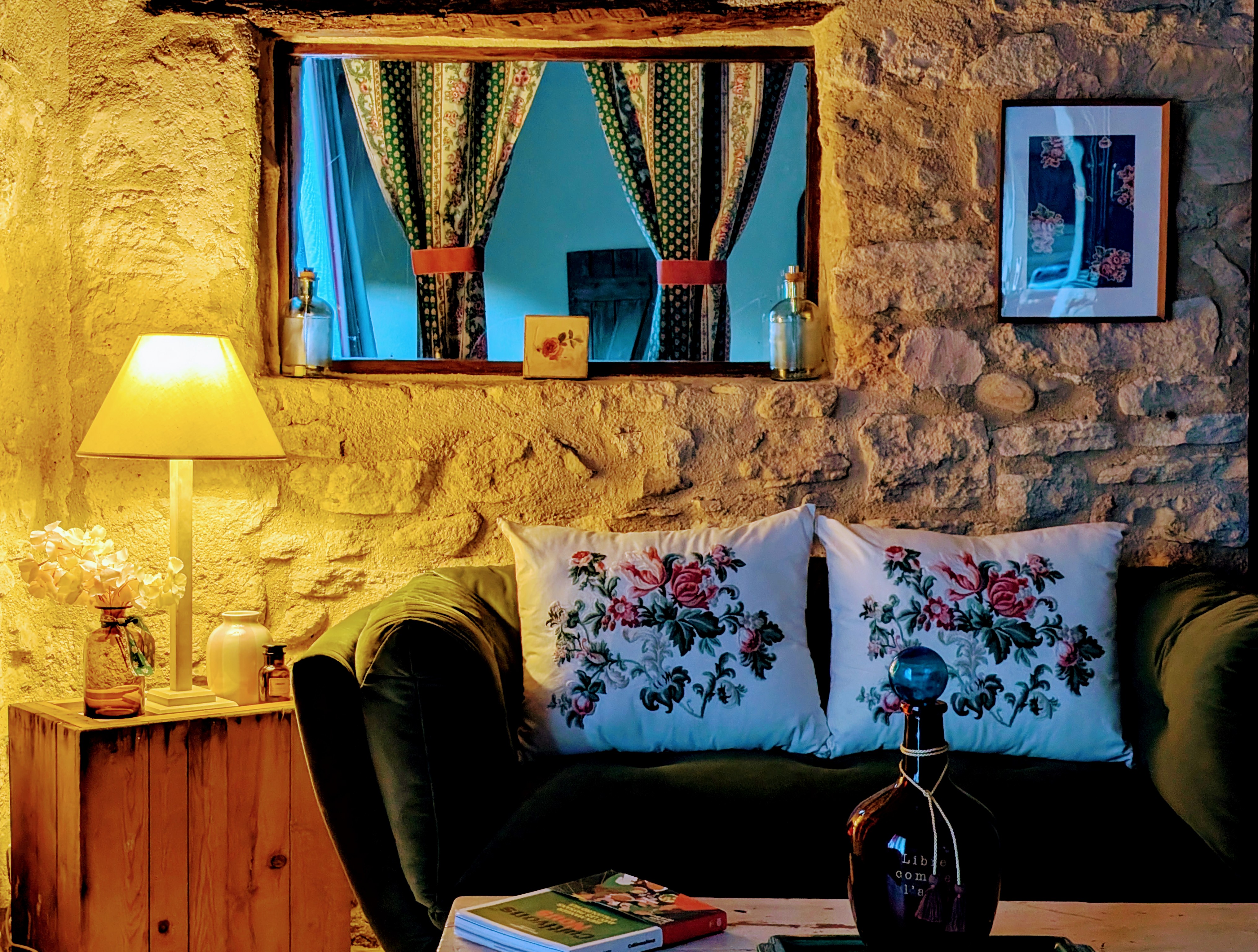 Découvrez la magie d'une maison troglodyte en Provence à Beaumes De Venis — espace de vie