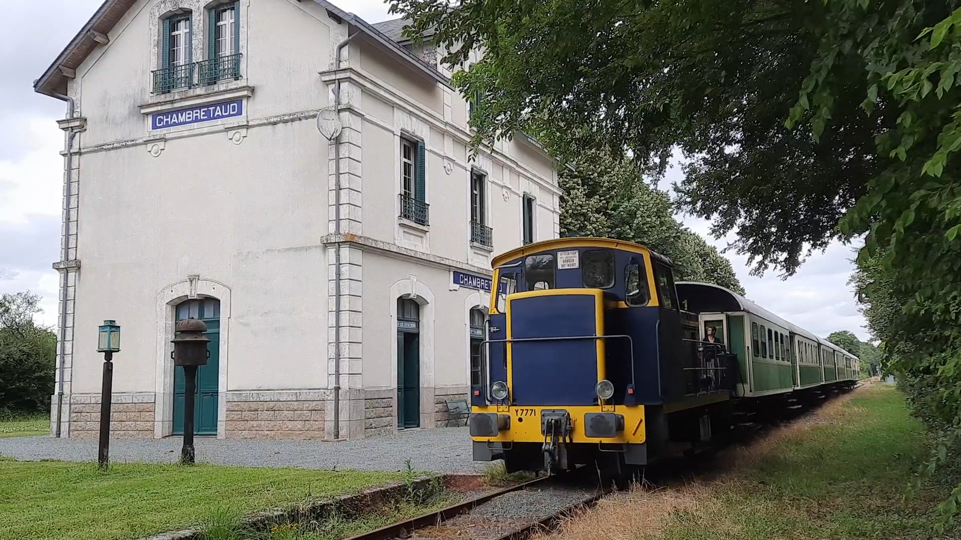 LA GARE DE CHAMBRETAUD — Maison insolite avec spa à Chambretaud
