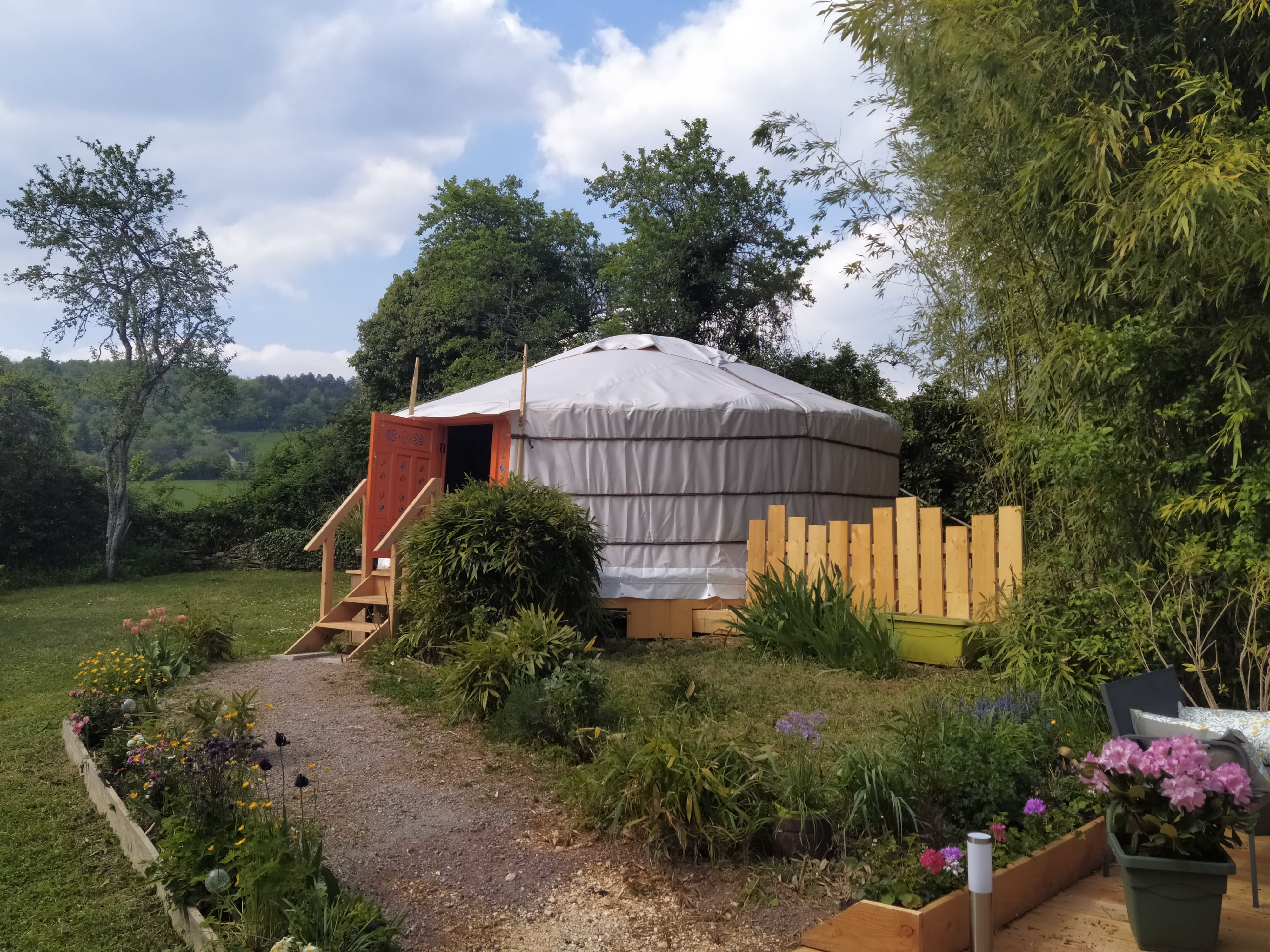 Yourte-Bourgogne — Séjour insolite avec spa en Nièvre à La Celle-sur-Nièvre — vue depuis la terrasse