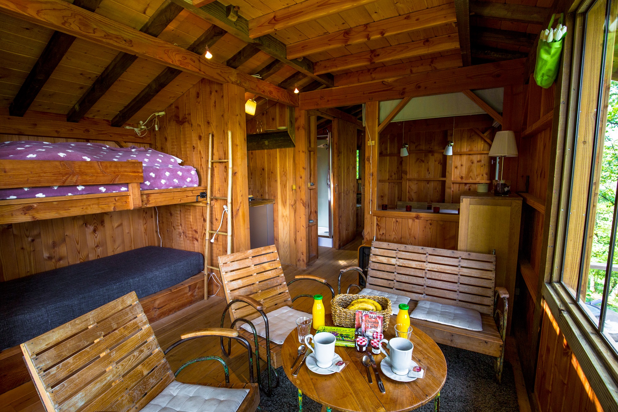 Cabane des Bois & Spa — Cabane sur pilotis avec jacuzzi à Gers à Riguepeu — salle de bain