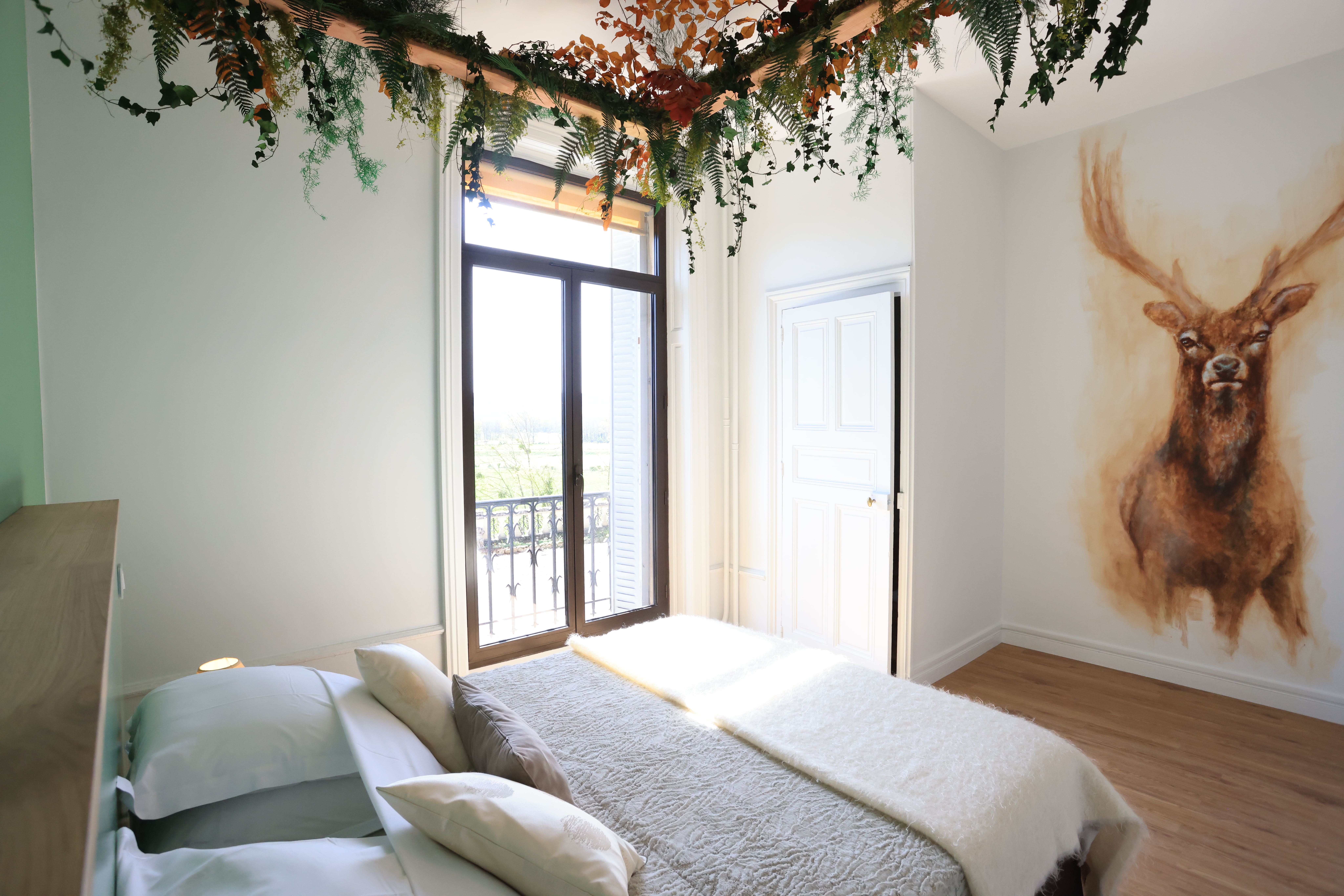 Chambre 'Rêve de Cerf de Thorold' — Chambre à thème avec spa à Puy-de-Dôme à Clermont-Ferrand — espace de vie