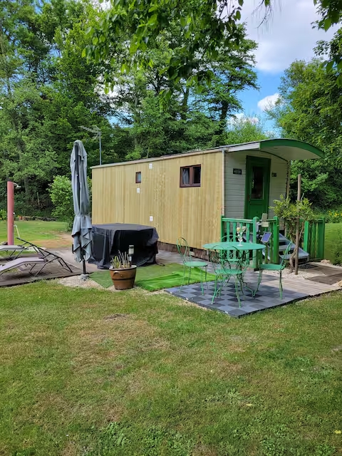 La Roulotte au Moulin de la Fontaine — Roulotte avec Spa à Loiret à Orléans — vue intérieure