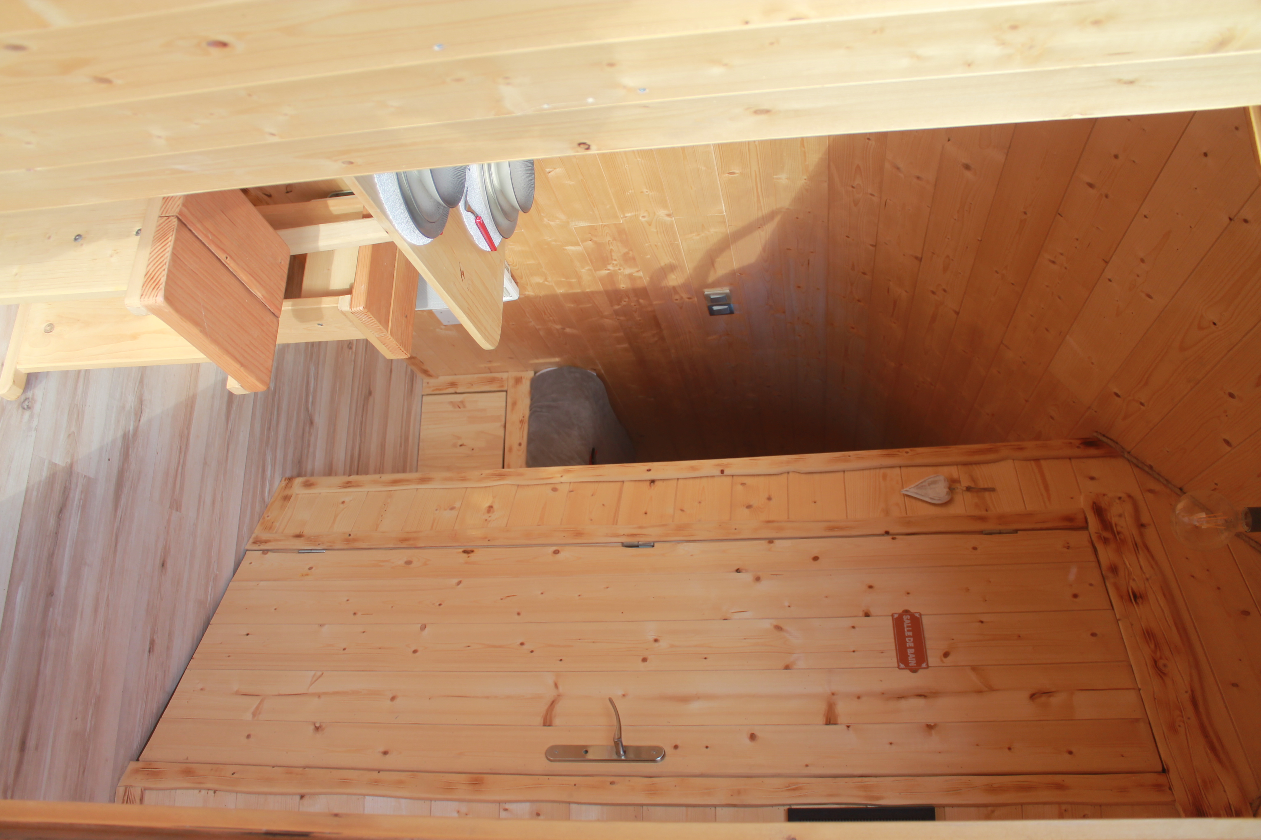 La Chaumière de Nélya : une cabane avec spa en pleine nature à Romain Sur Meuse — cuisine