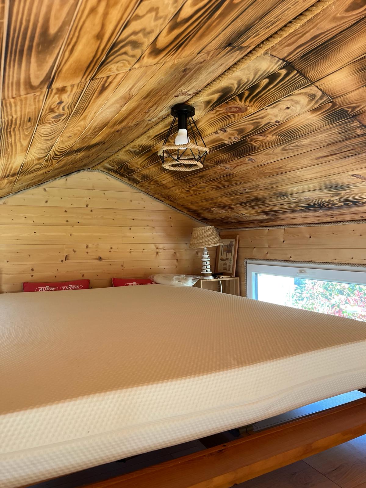 La Tynio : une tiny house moderne en Bretagne à Sarzeau — vue depuis la terrasse