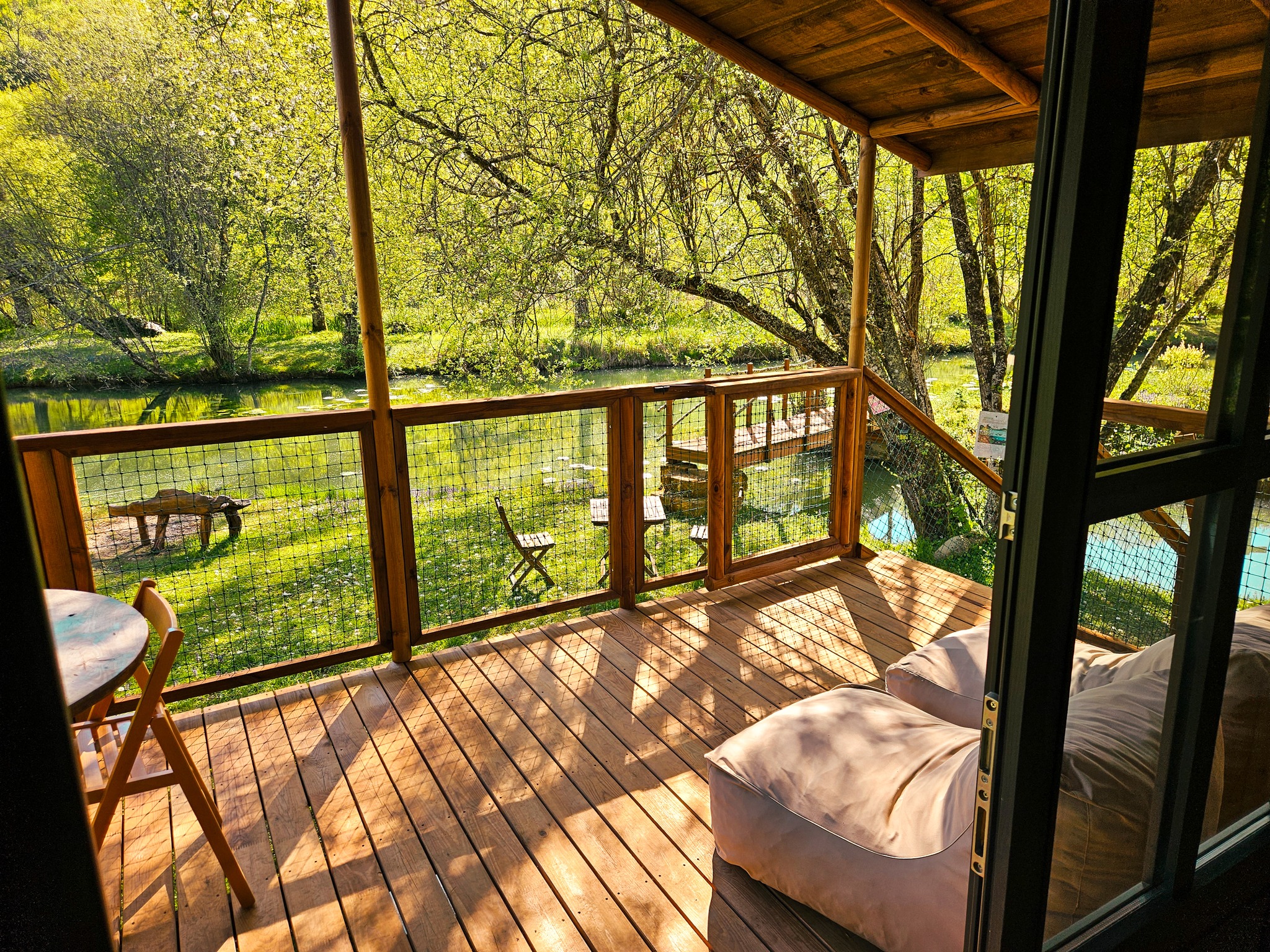 La Cabane du Héron : un lodge sur pilotis au bord de l'étang à Saint Andre Allas — détail architectural