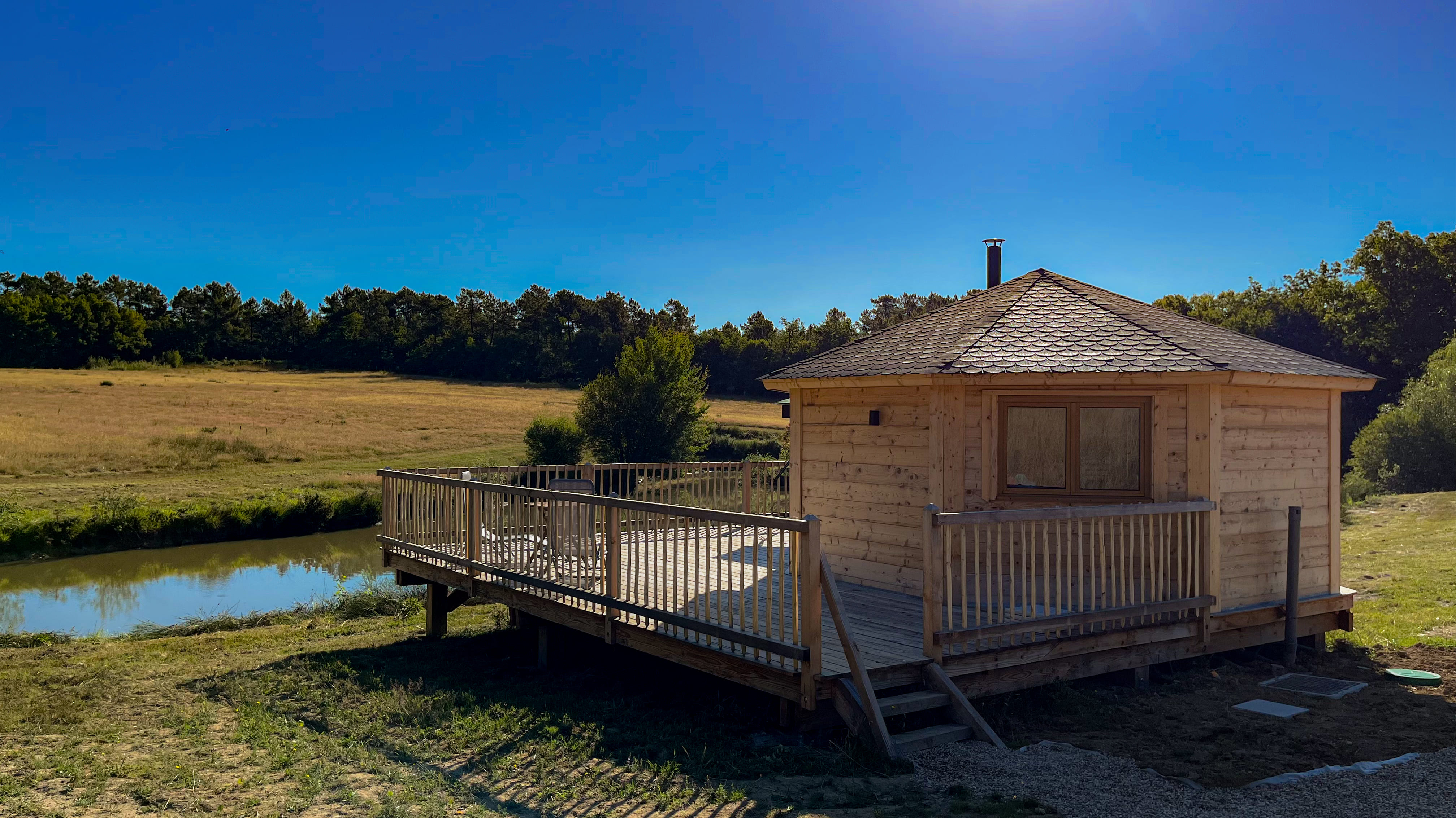 Kota finlandais en bord d'étang avec spa : une escapade romantique