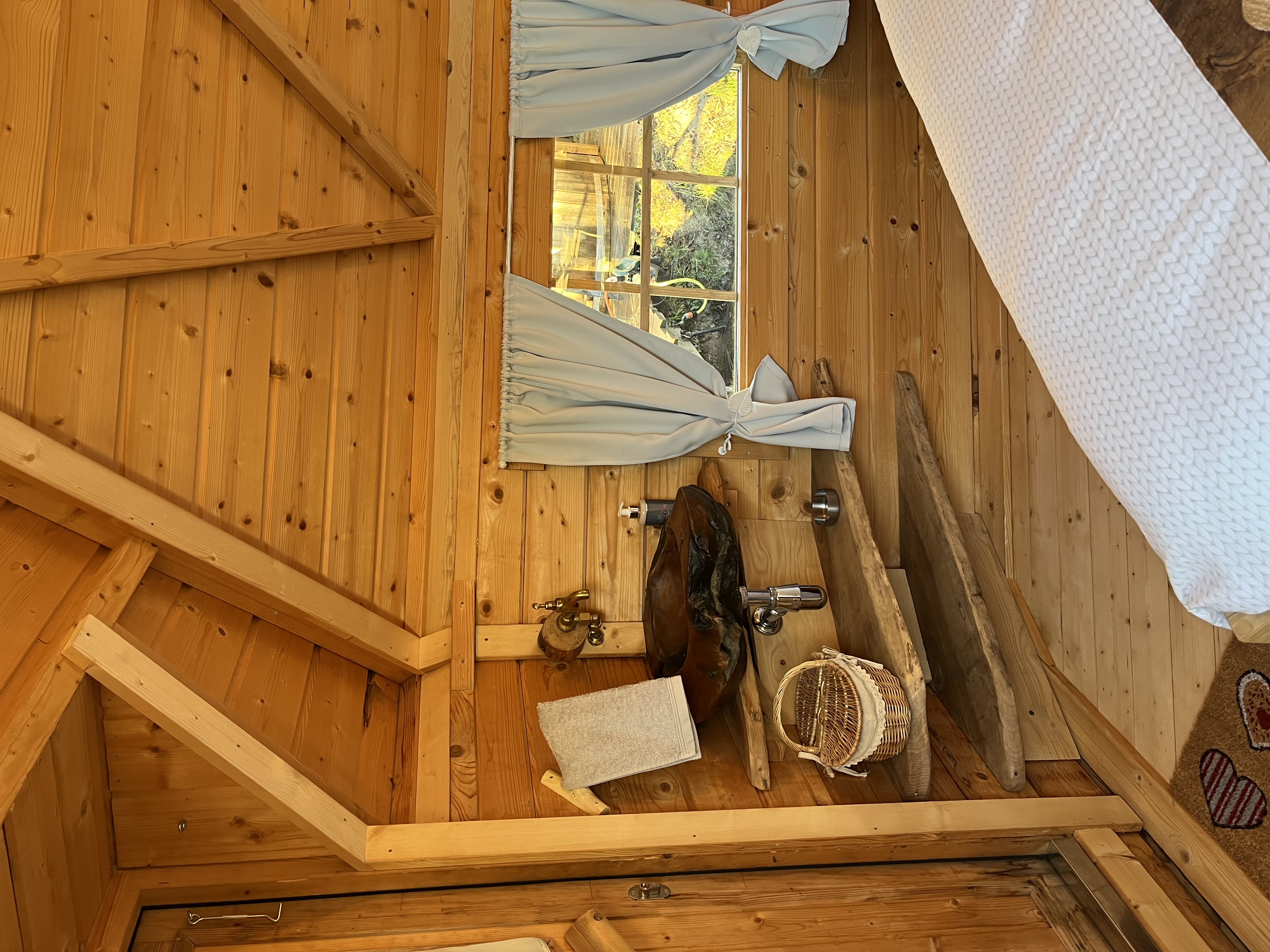 Kota chambre des Cambuses — Cabane sur l'eau avec bain nordique à Saint-Dié-des-Vosges à Saint-Dié-des-Vosges — vue depuis la terrasse