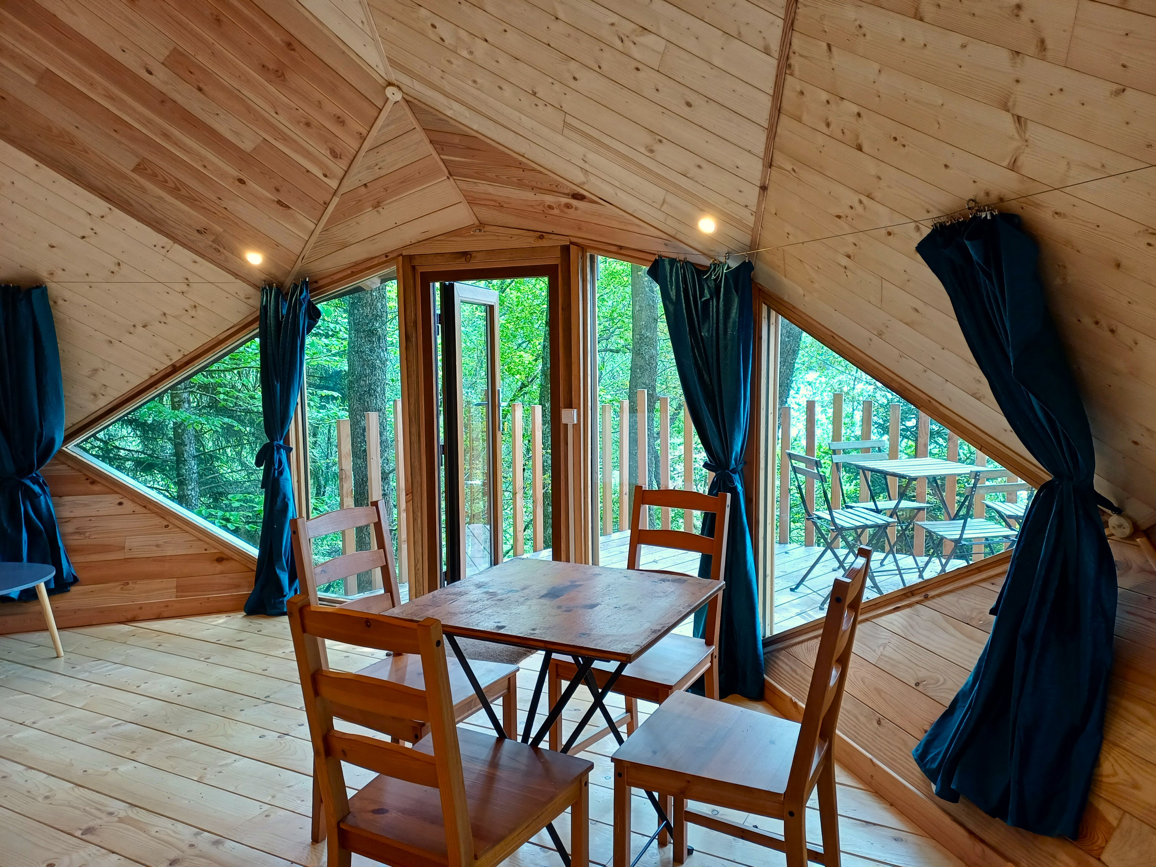 Cabane 'Pollimage' au bord d'un lac