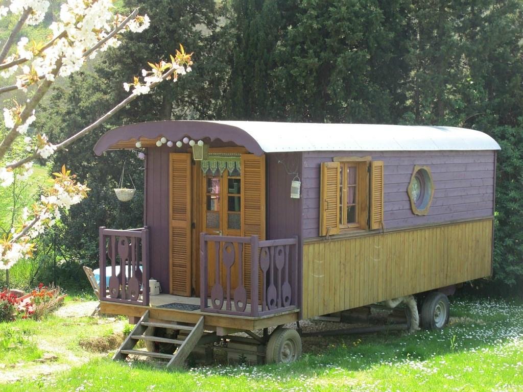 La Roulotte Violette : une escapade insolite en Languedoc-Roussillon — Roulotte à Montmaur