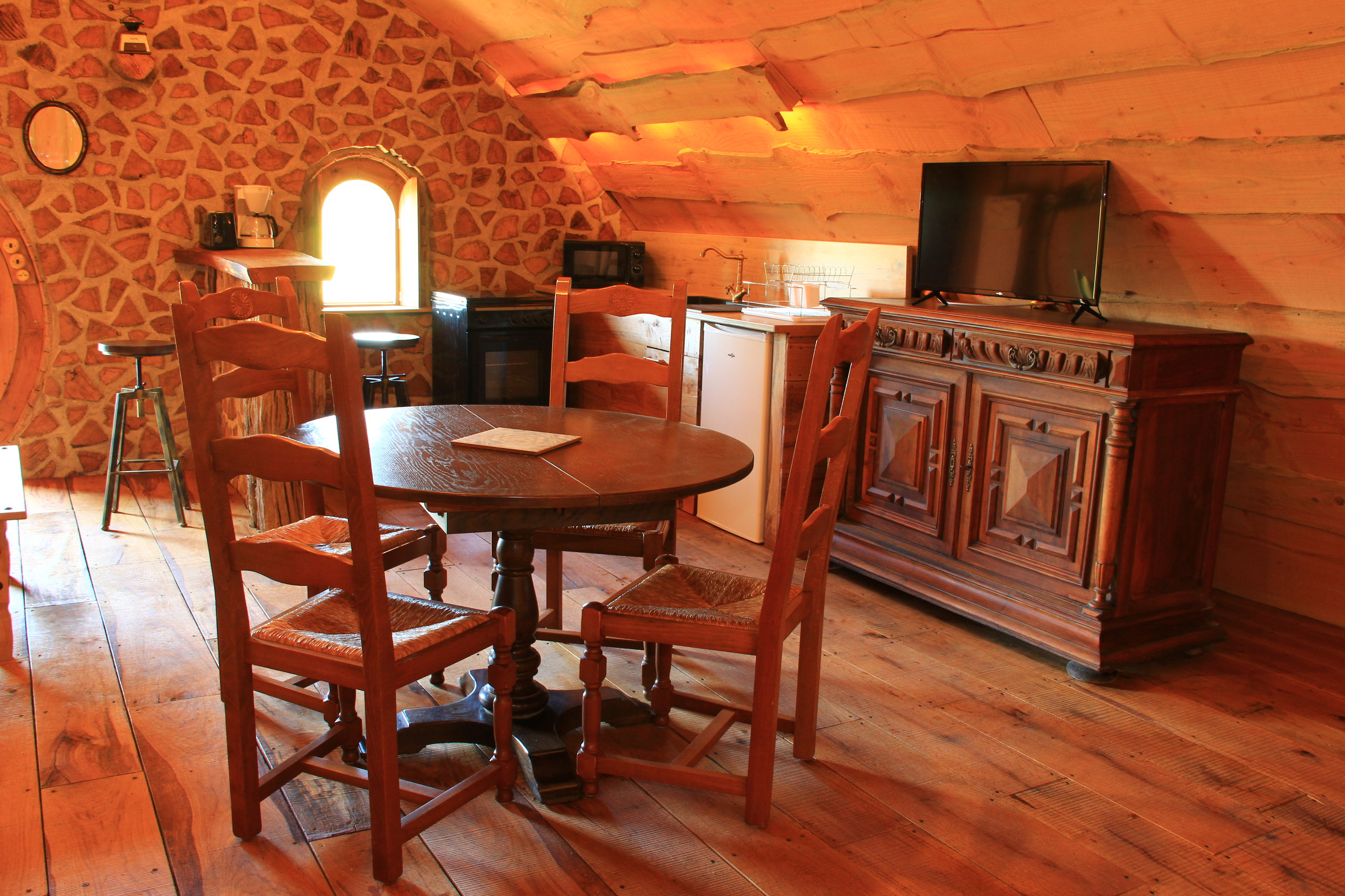 Échappez-vous dans une maison de hobbit en Basse-Normandie à Tanis — espace de vie