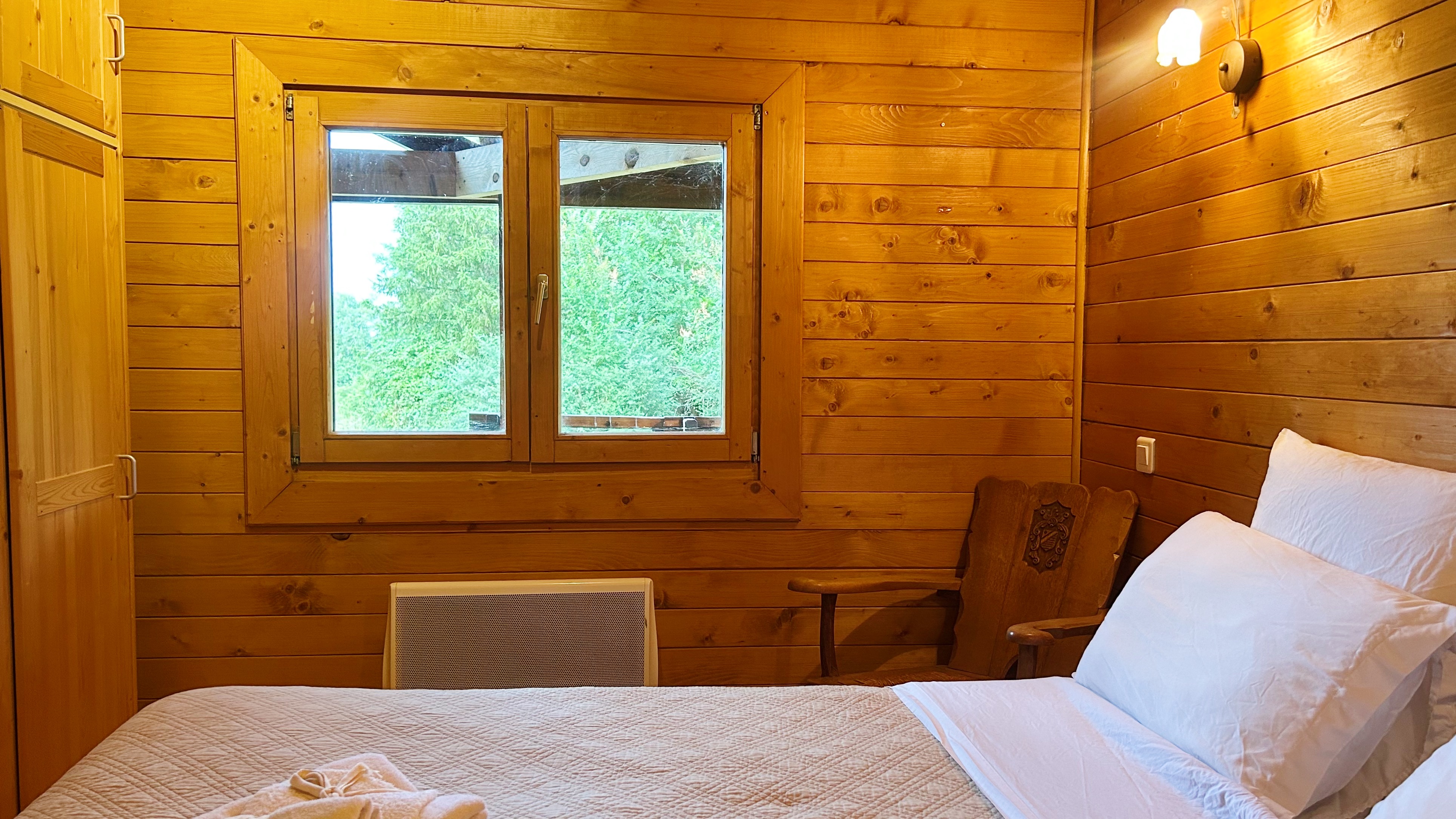 Chalet Edelweiss — Chalet avec véranda panoramique à Dordogne à Alles-sur-Dordogne — environnement naturel
