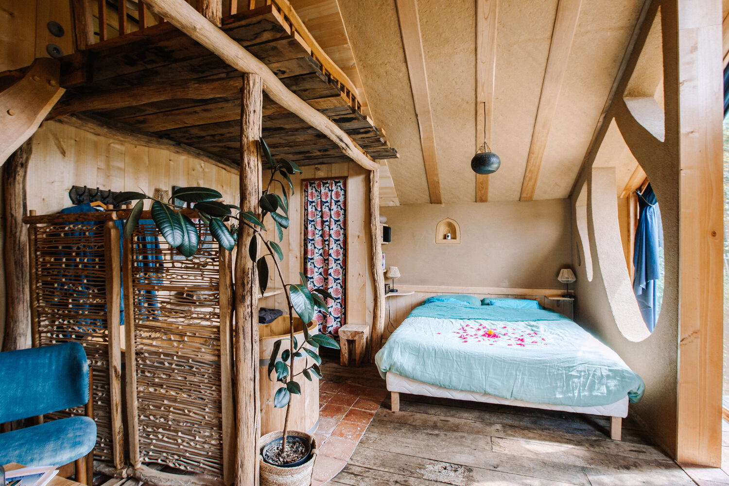 Ecolodge dans la Prairie : une cabane végétalisée en Bretagne à Saint-M'hervé — vue intérieure