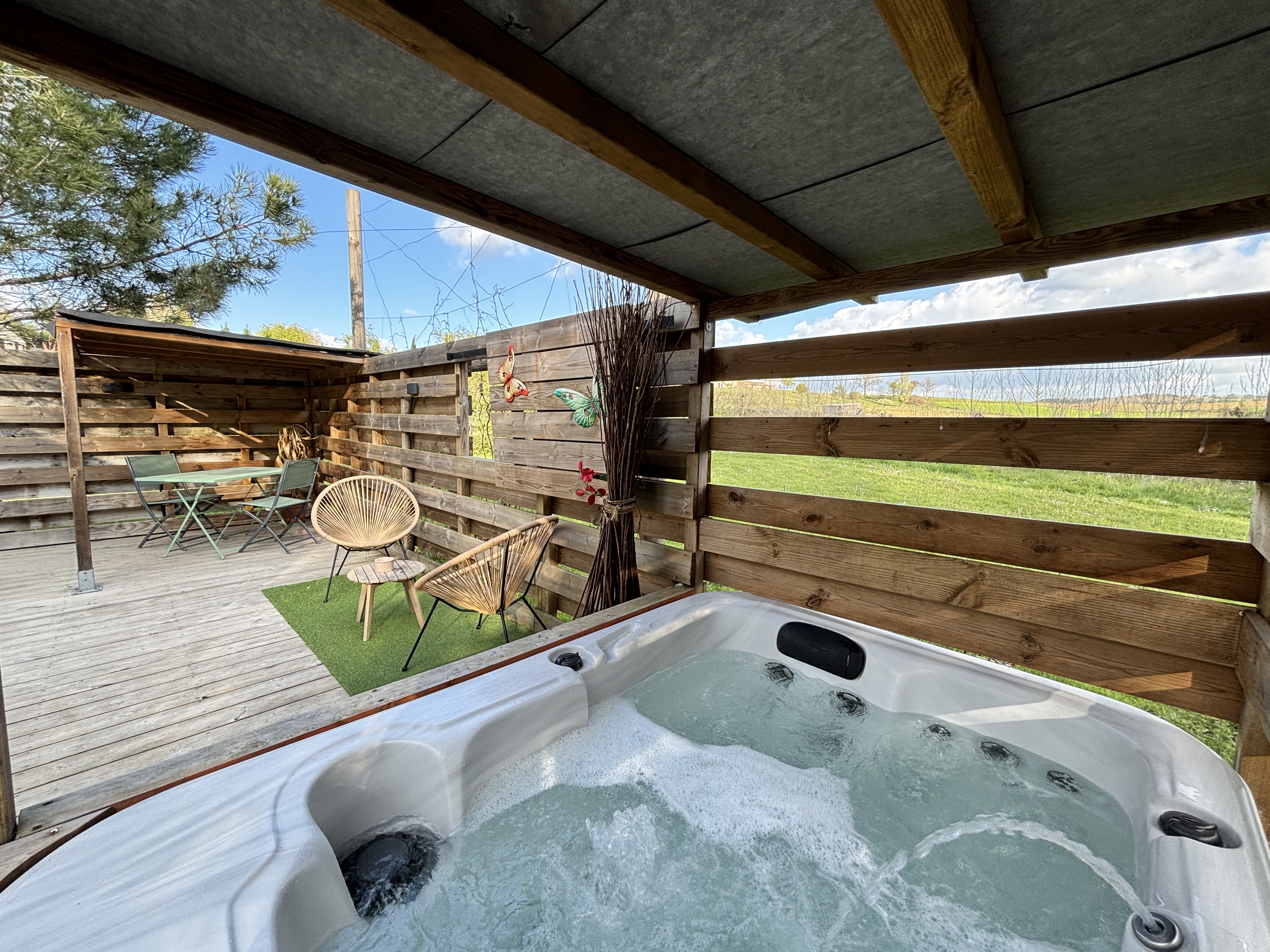 Yourte & Spa — Nuit insolite avec jacuzzi à Gironde à Gironde-sur-Dropt — vue intérieure