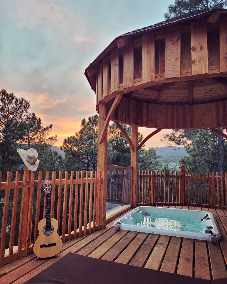 La cabane & spa Cassiopée — Nuit perchée à 9m en Ardèche à Aubenas — vue intérieure