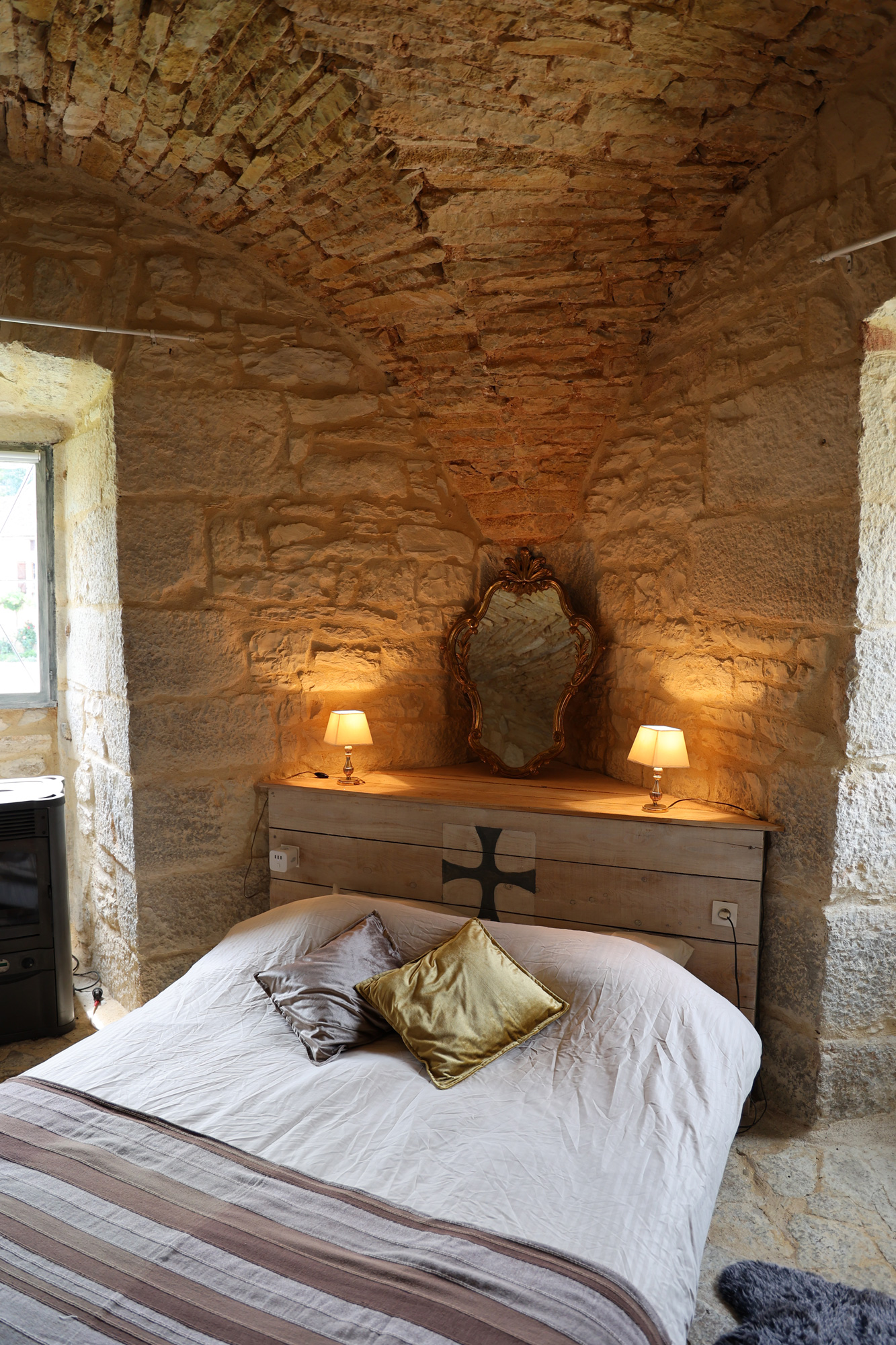 Chambre des Templiers — Nuit historique au Château de Saint Chamarand à Saint-Chamarand — salle de bain