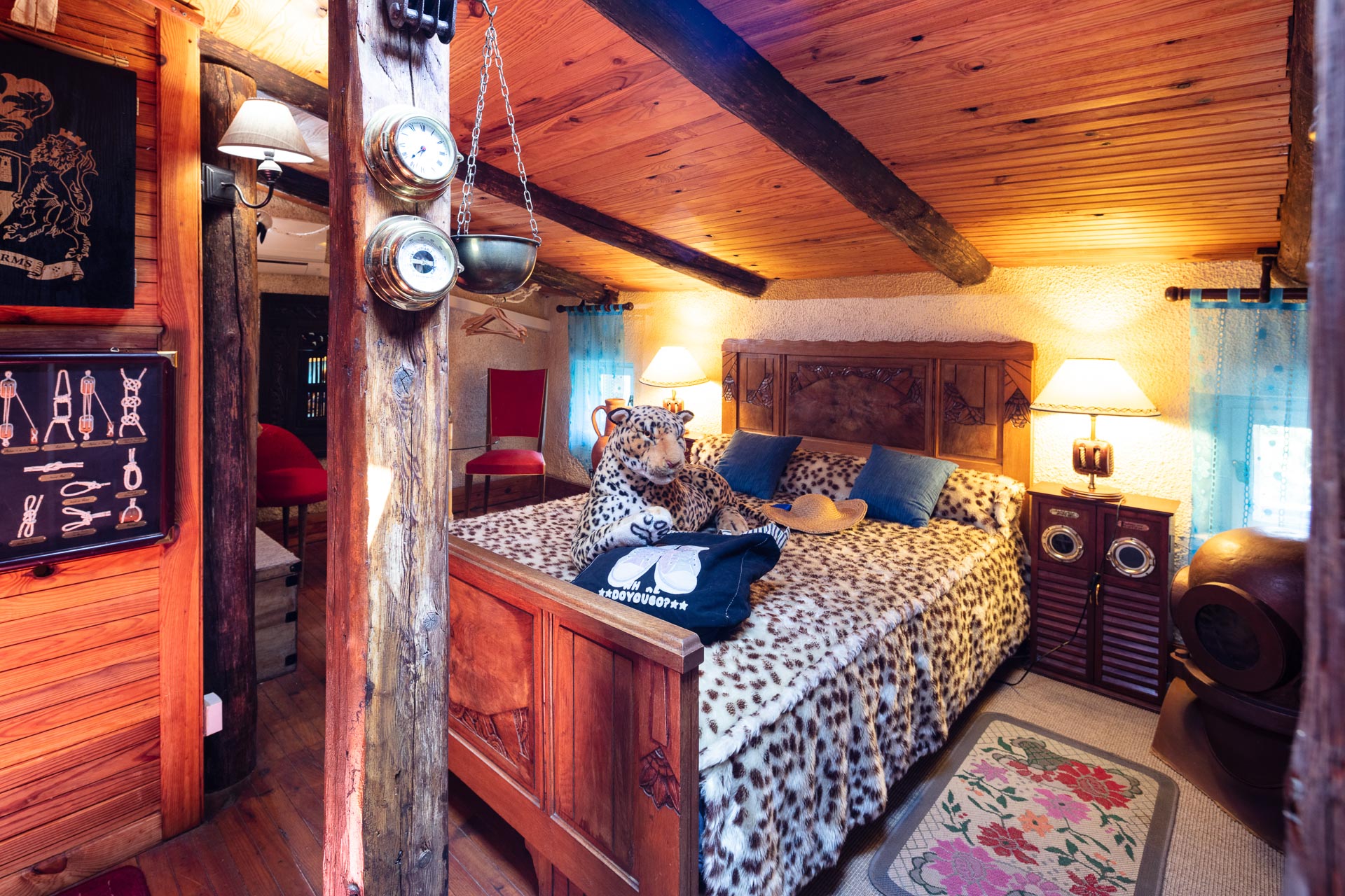 Chambre Corsaire — Nuit immersive dans un univers pirate à Le Portel des Arnaud à Durfort-et-Saint-Martin-de-Sossenac — vue intérieure