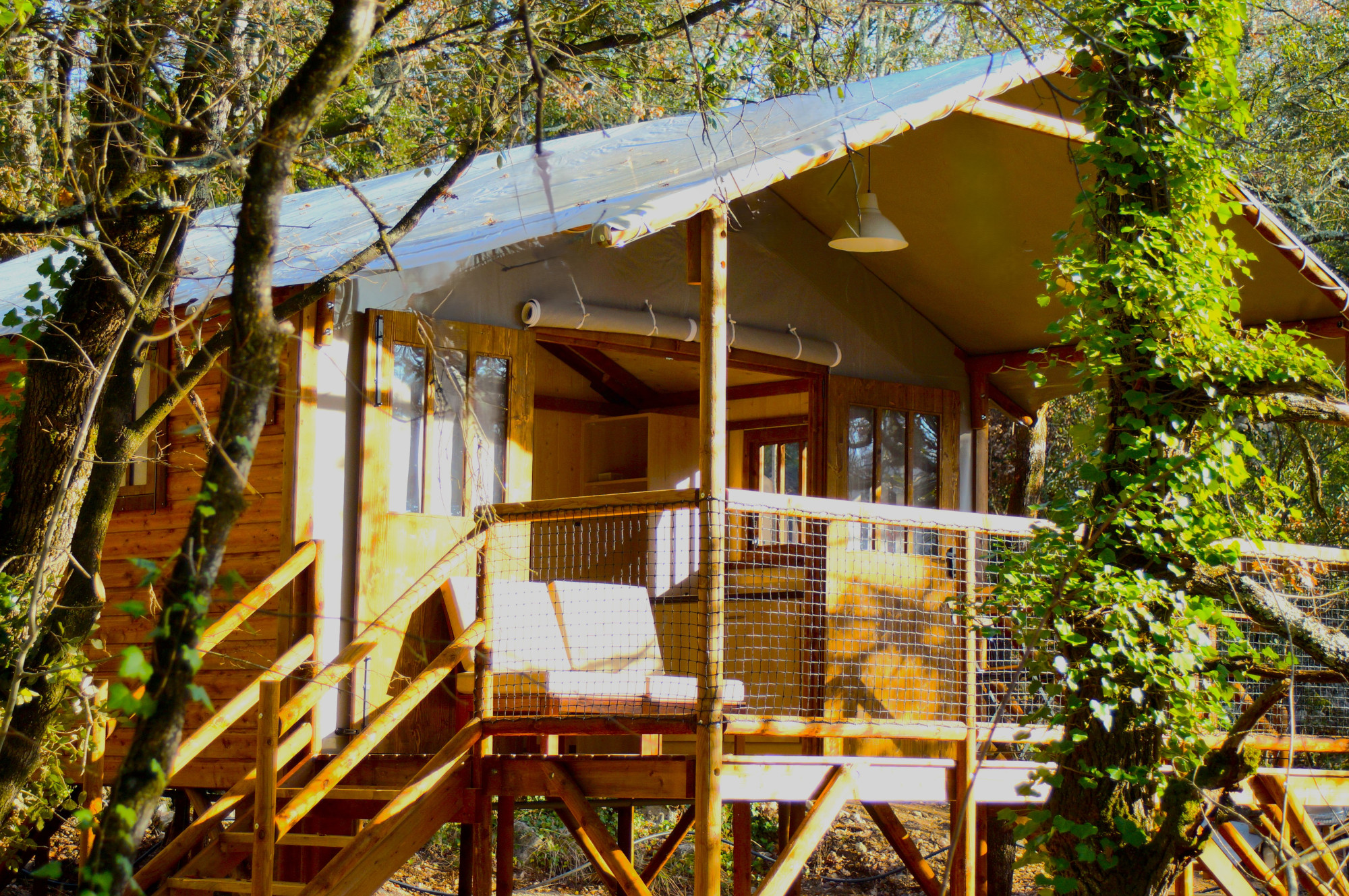 La Frigoule : un écolodge enchanteur en Rhône-Alpes à Balazuc — chambre
