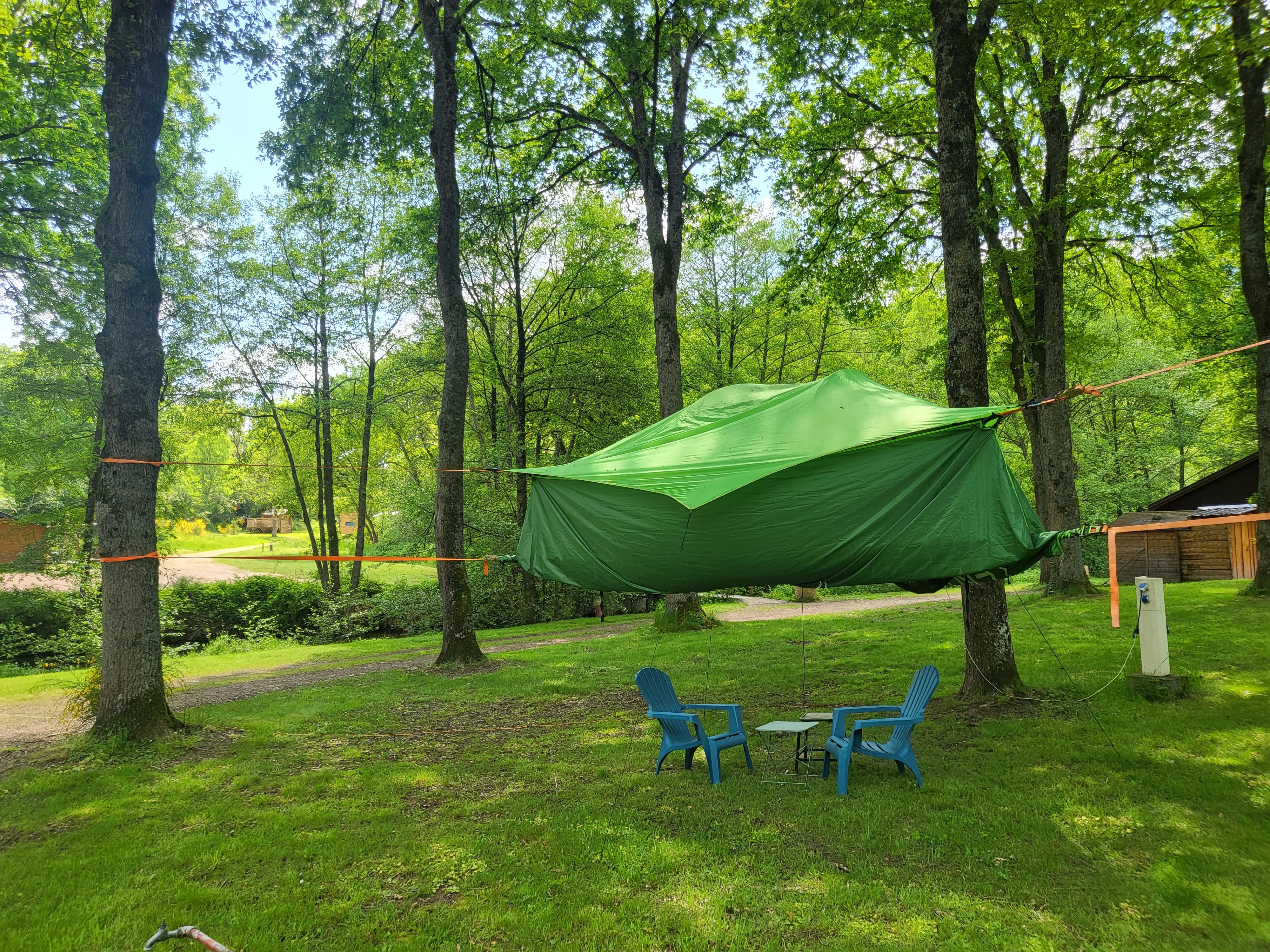 Tente suspendue en pleine nature au cœur de l'Auvergne à Huriel — chambre
