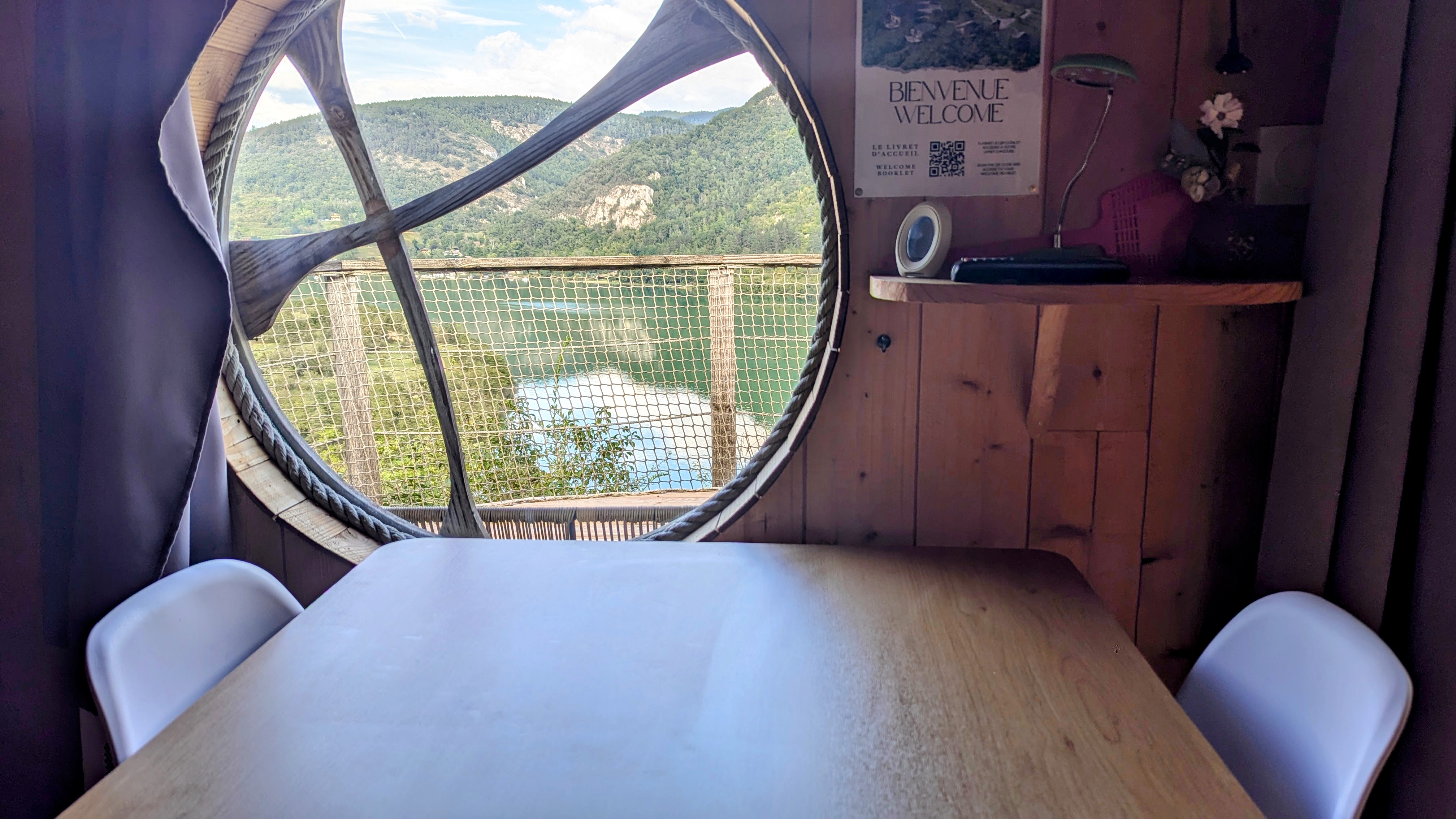 La Genévrière : une cabane sur pilotis au cœur de la nature à Serrières-Sur-Ain — salle de bain