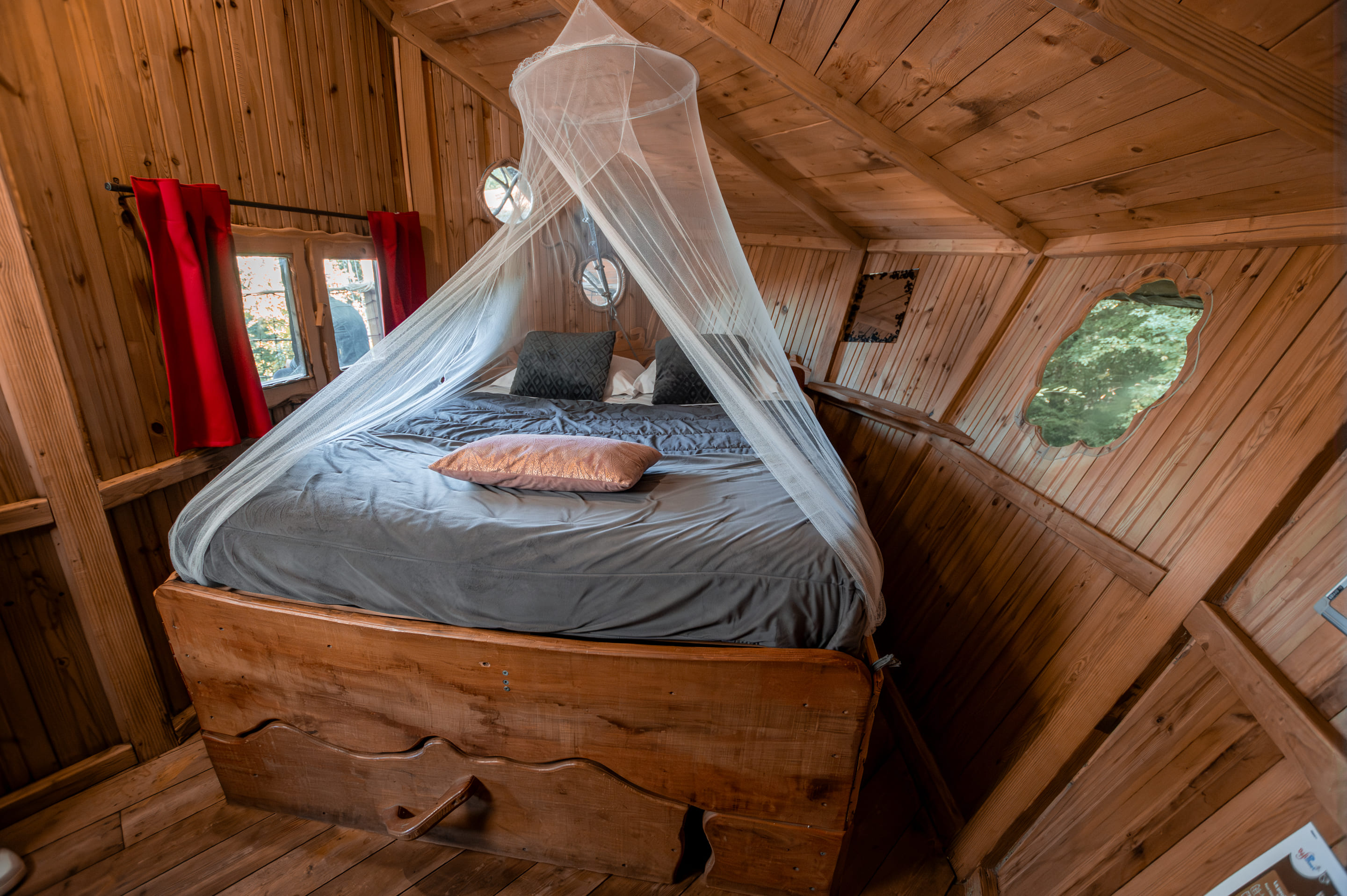 Cabane dans les Arbres n°1 — Nuit perchée à 8m au Domaine de Dienné à Dienné — vue intérieure