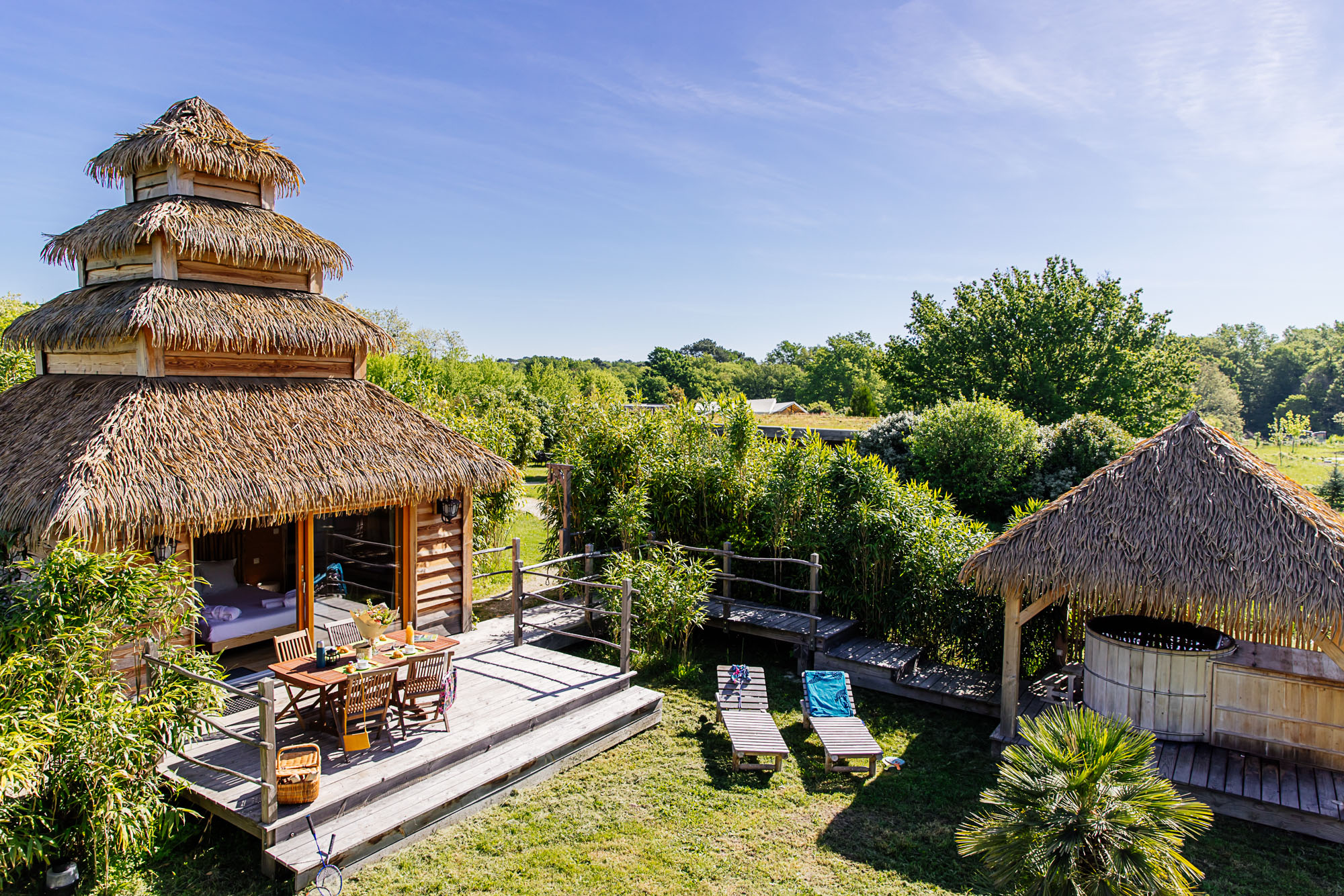 Évasion dans une cabane indonésienne avec spa en Aquitaine