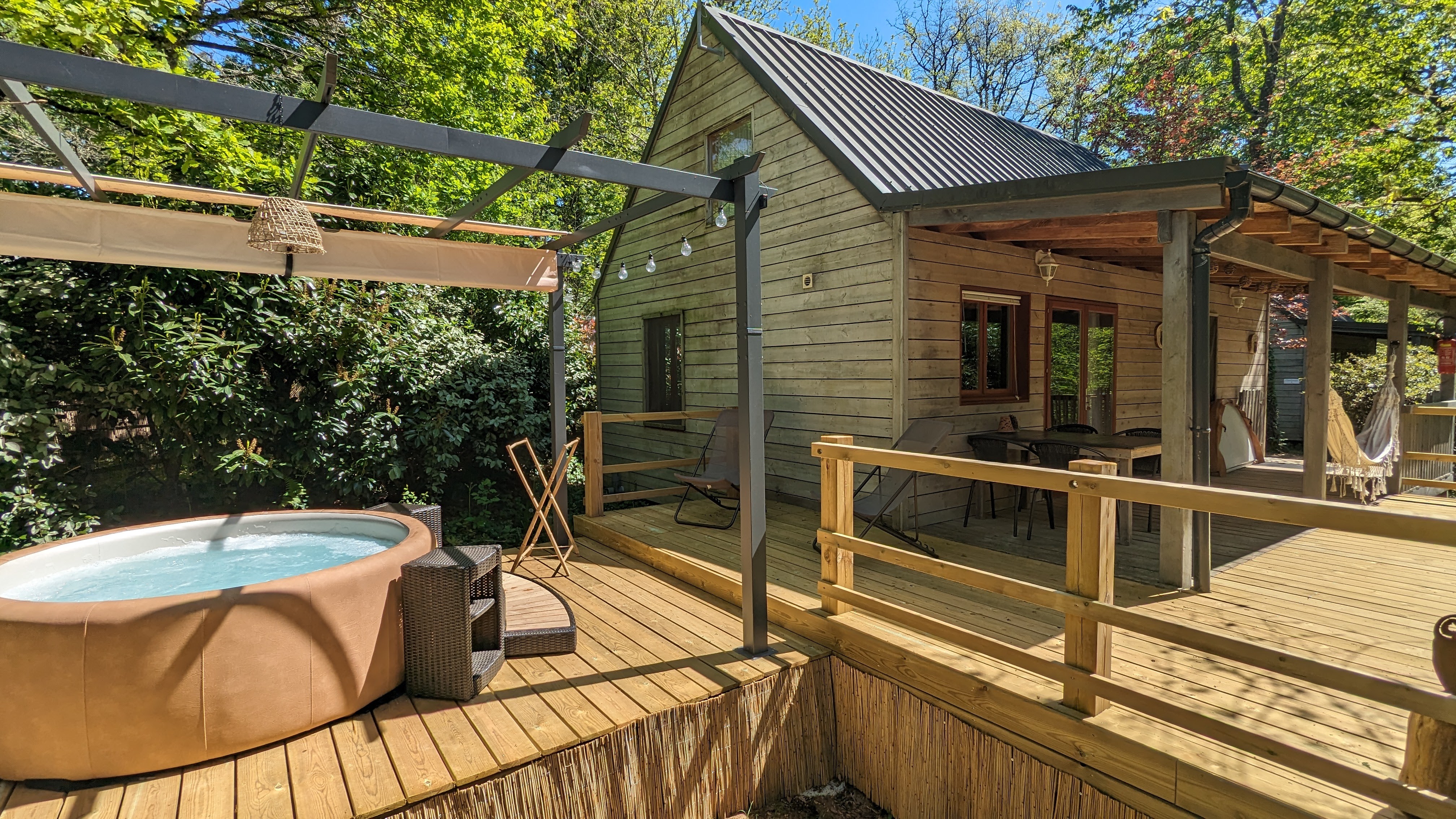 Chalet bois Hulotte avec spa : une expérience immersive en Aquitaine