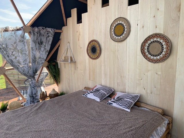 Un dôme enchanteur avec spa au cœur de la Dordogne à Lanouaille — environnement naturel